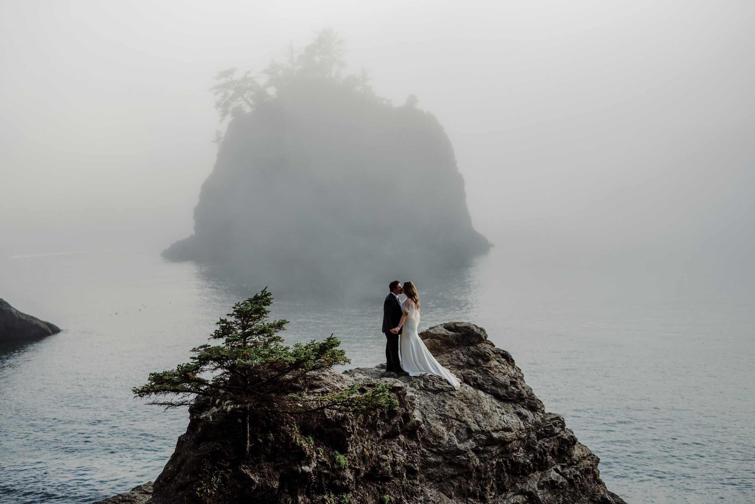 Moody-elopement-on-the-foggy-Oregon-Coast-Cliffside-40.jpg