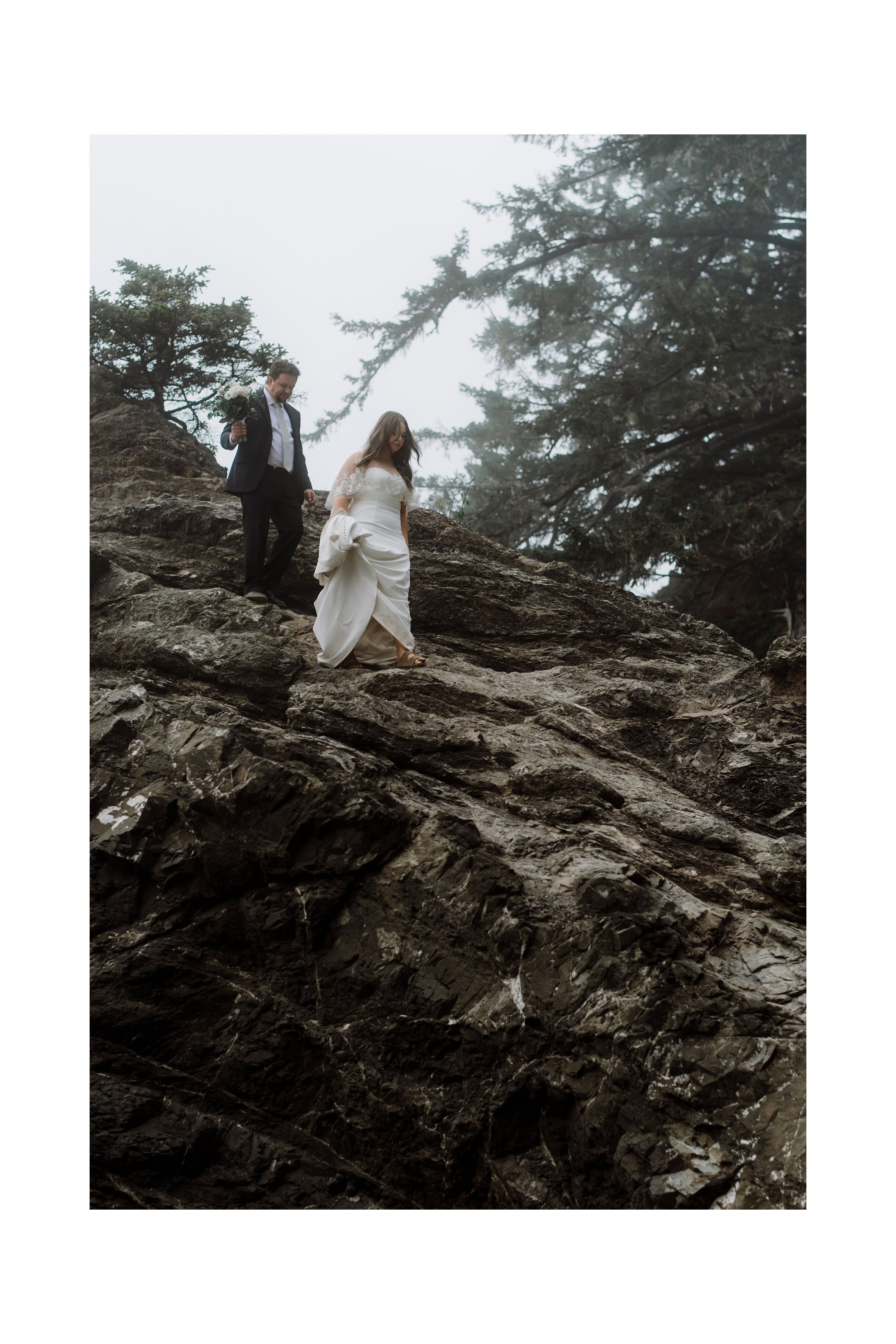 Moody-elopement-on-the-foggy-Oregon-Coast-Cliffside-41.jpg