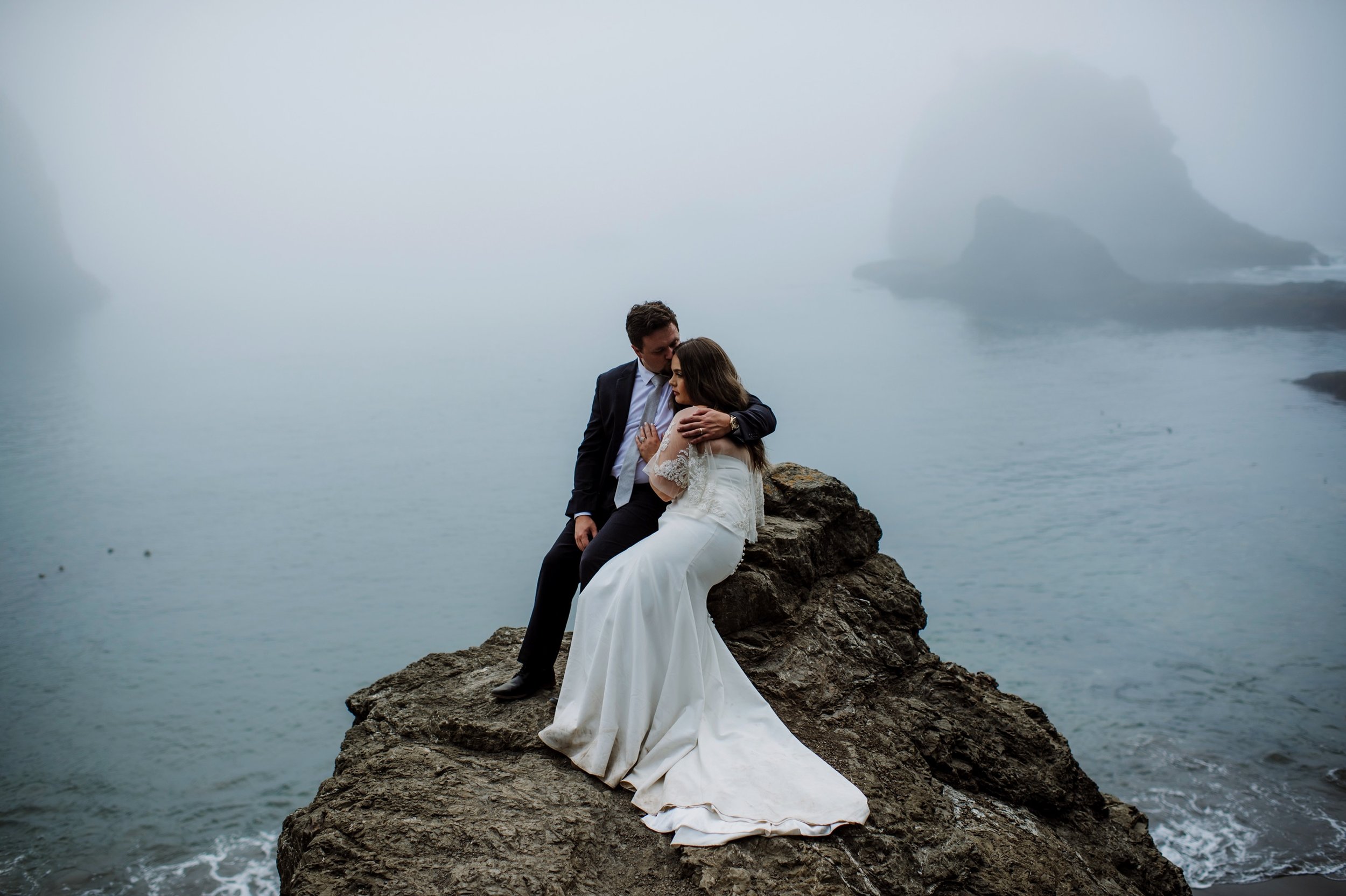 Moody-elopement-on-the-foggy-Oregon-Coast-Cliffside-43.jpg