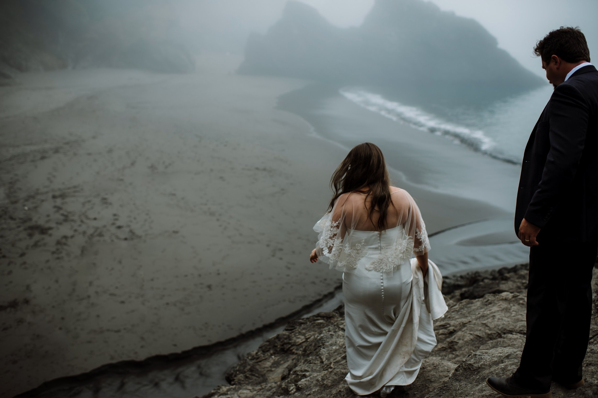 Moody-elopement-on-the-foggy-Oregon-Coast-Cliffside-45.jpg