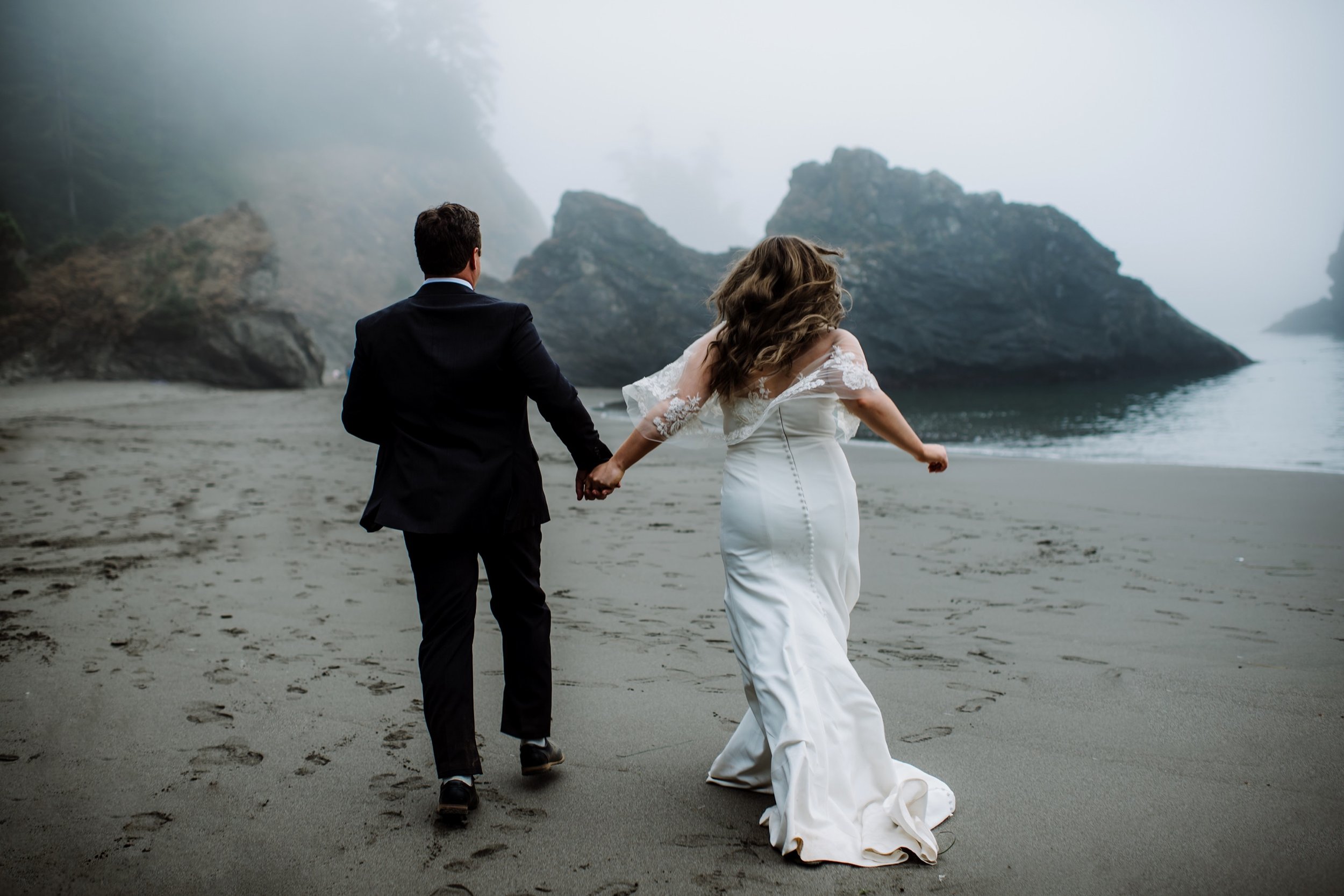 Moody-elopement-on-the-foggy-Oregon-Coast-Cliffside-47.jpg