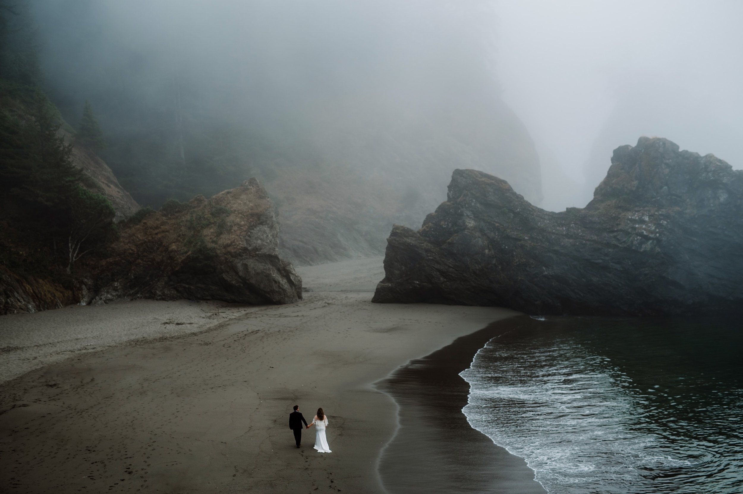 Moody-elopement-on-the-foggy-Oregon-Coast-Cliffside-50.jpg