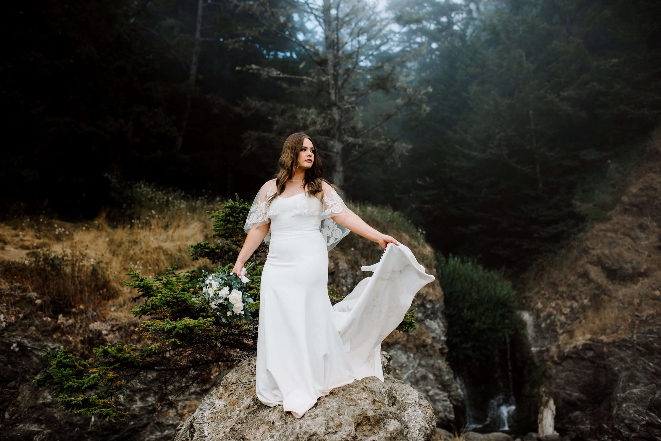 Moody-elopement-on-the-foggy-Oregon-Coast-Cliffside-51.jpg