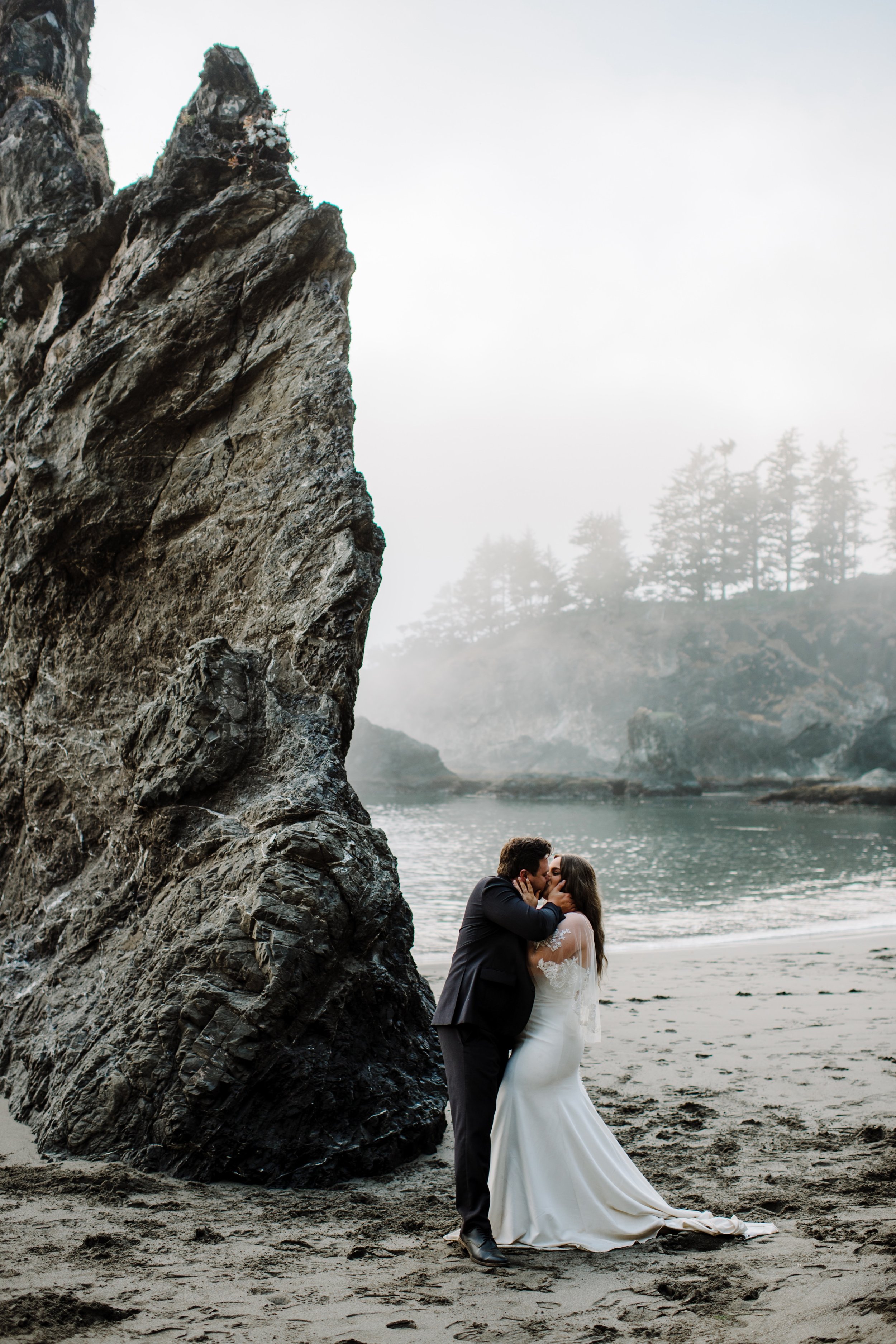 Moody-elopement-on-the-foggy-Oregon-Coast-Cliffside-53.jpg