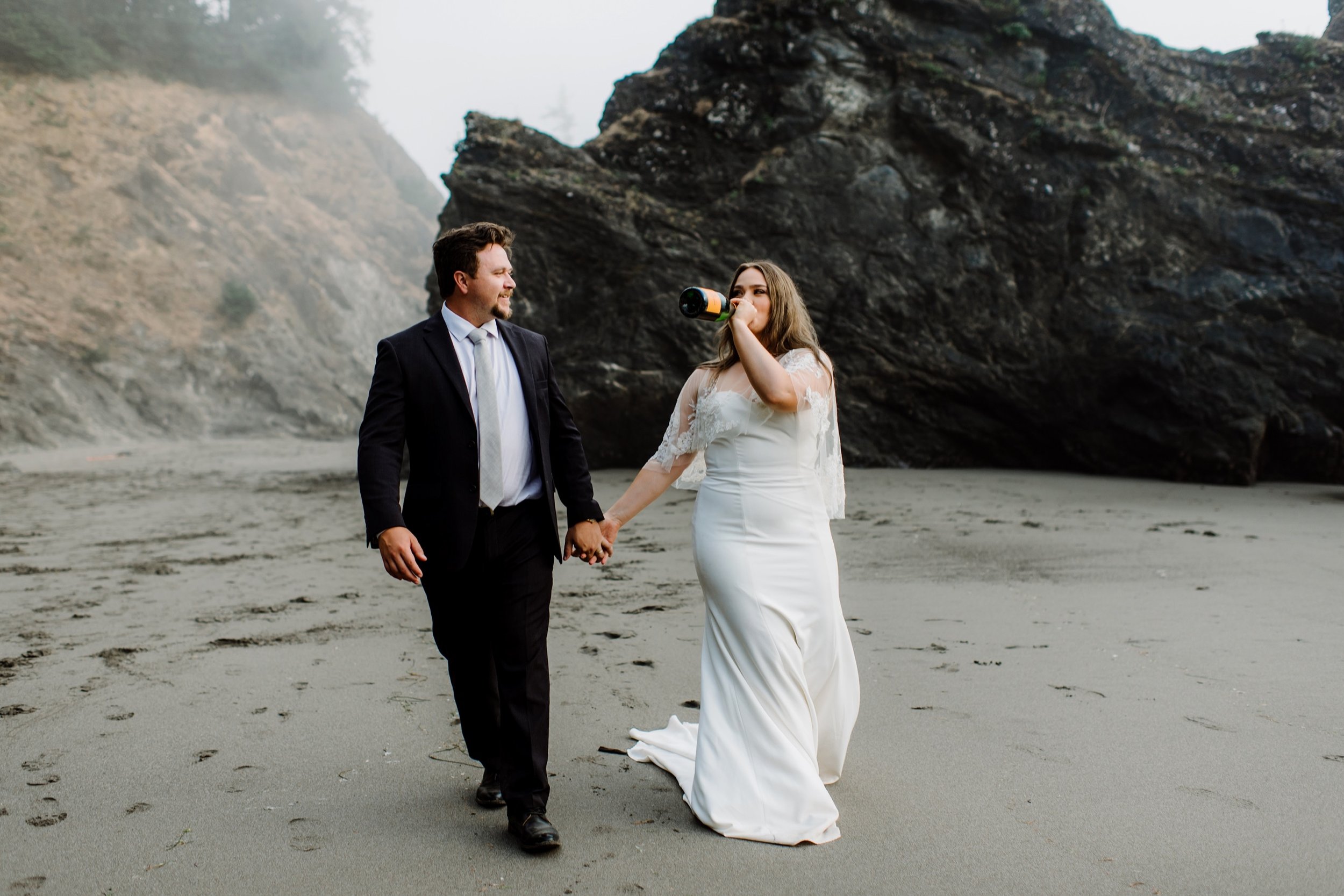 Moody-elopement-on-the-foggy-Oregon-Coast-Cliffside-60.jpg