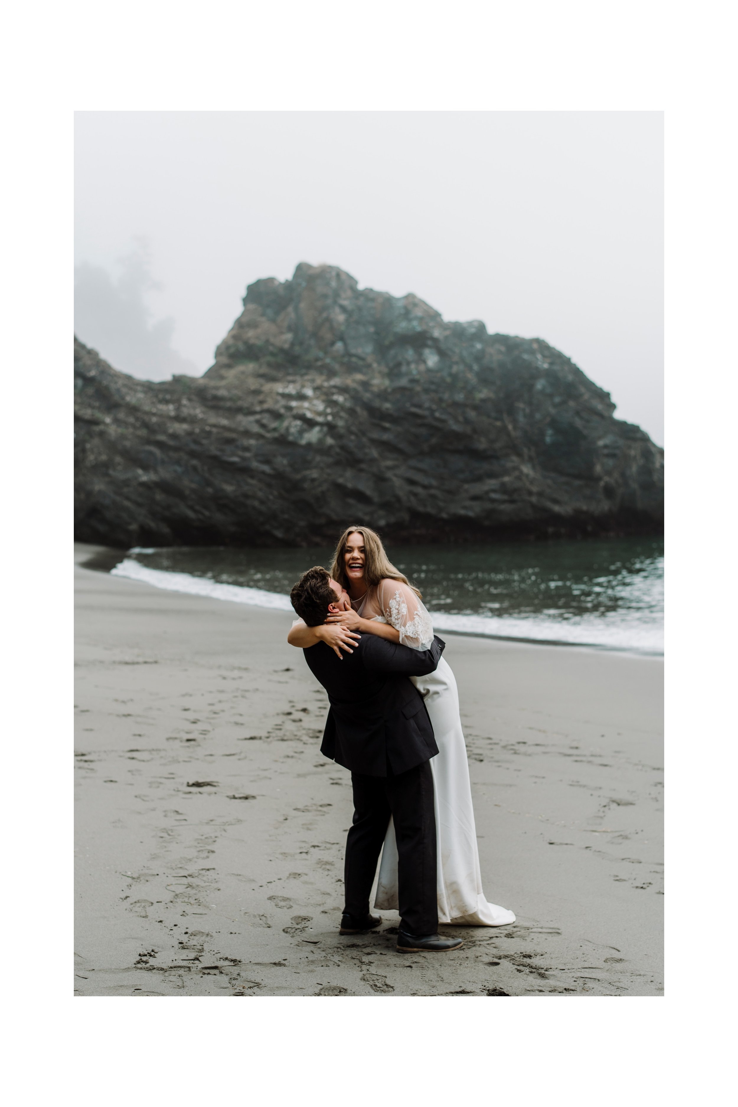 Moody-elopement-on-the-foggy-Oregon-Coast-Cliffside-61.jpg