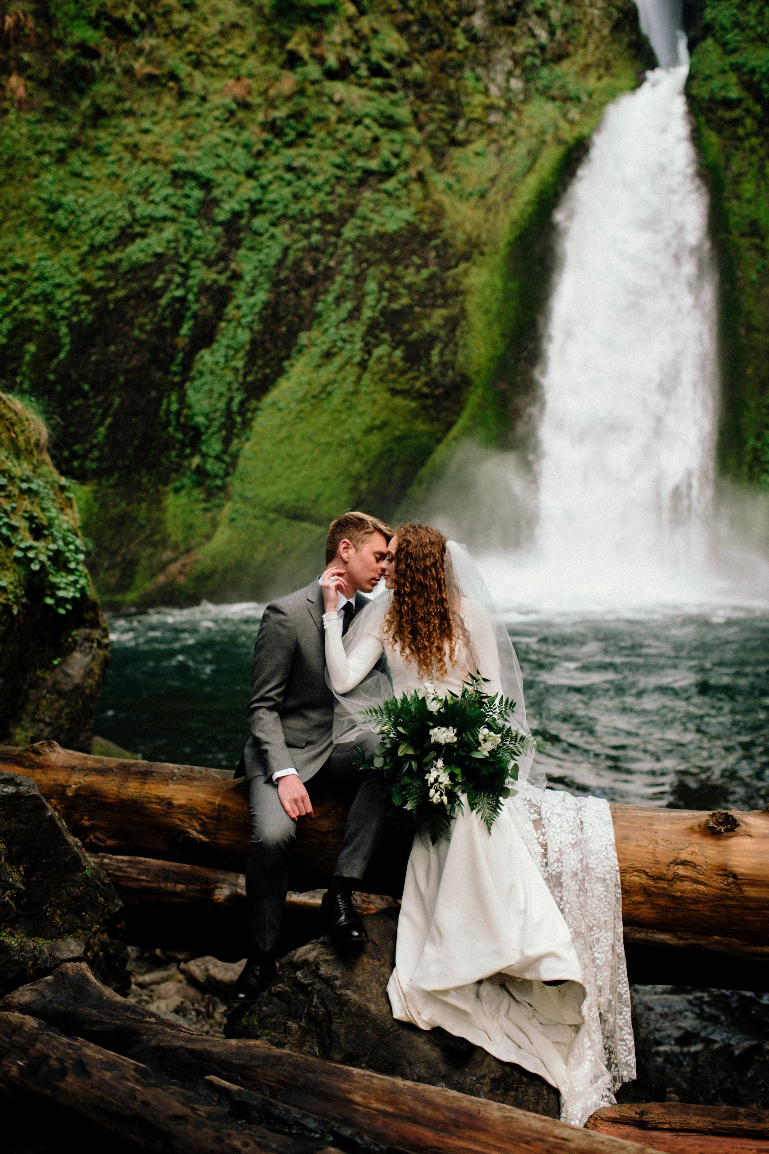 01_Wahclella-Falls-Elopement-Portland-Oregon-019.jpg