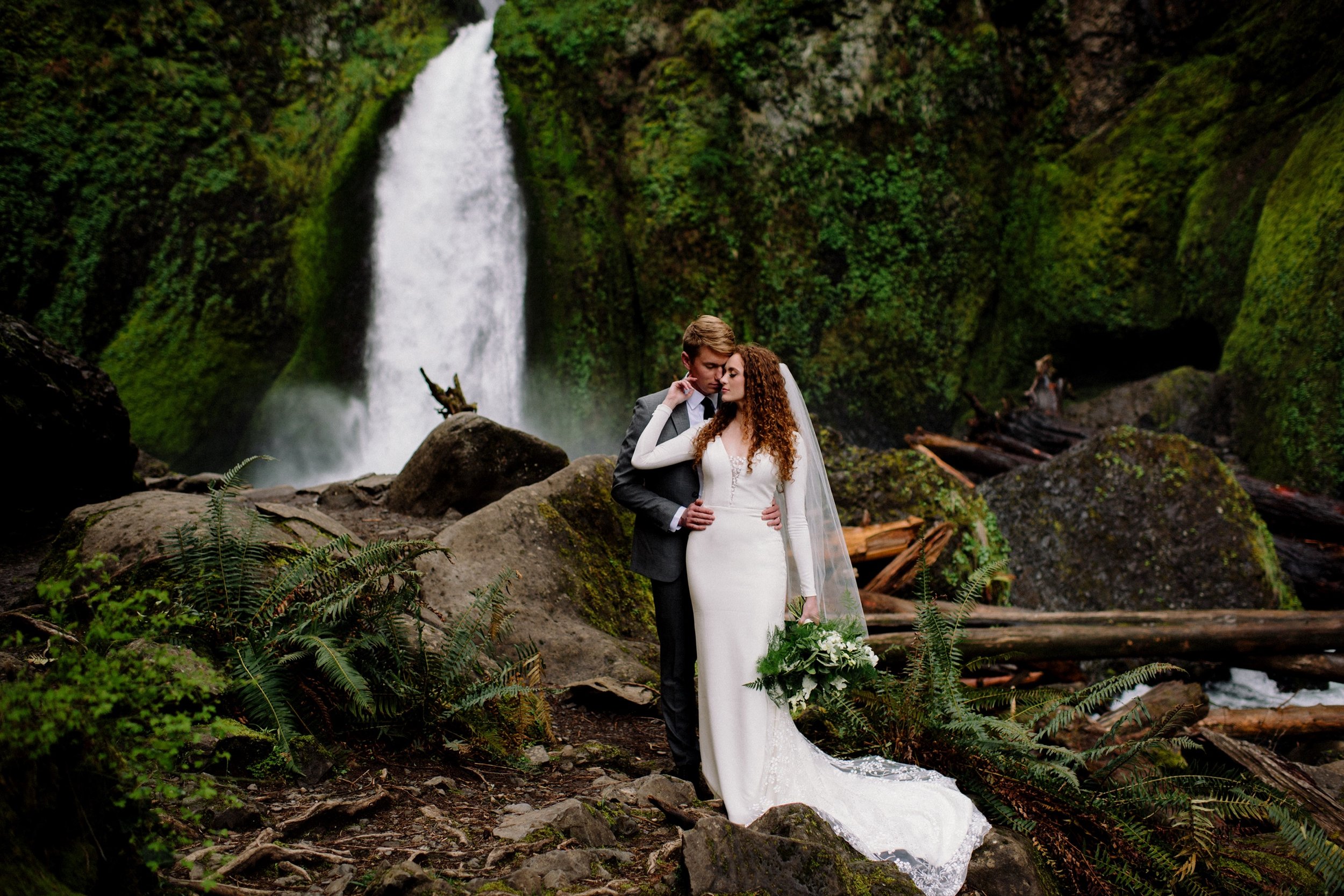 05_Wahclella-Falls-Elopement-Portland-Oregon-013.jpg