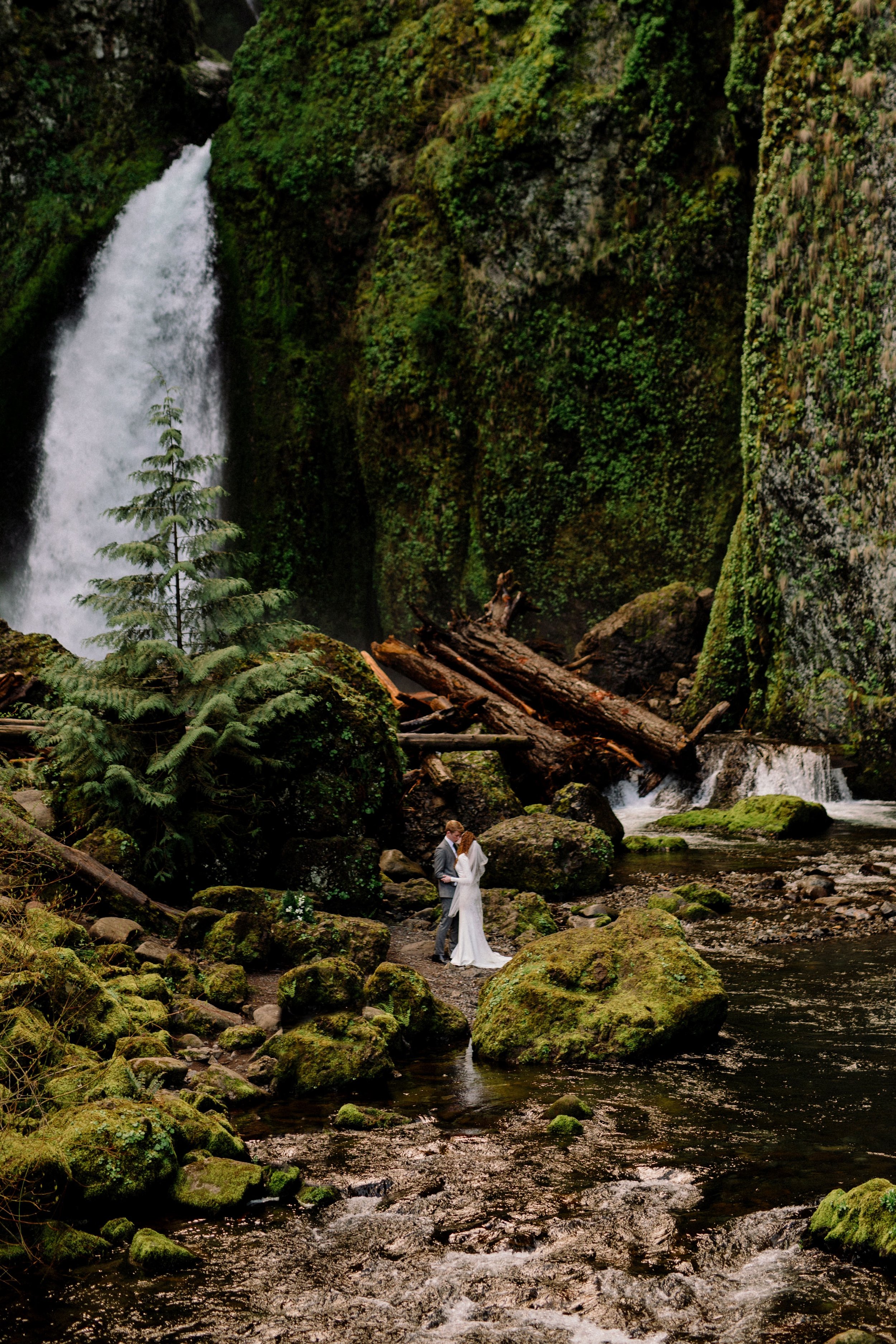 06_Wahclella-Falls-Elopement-Portland-Oregon-016.jpg