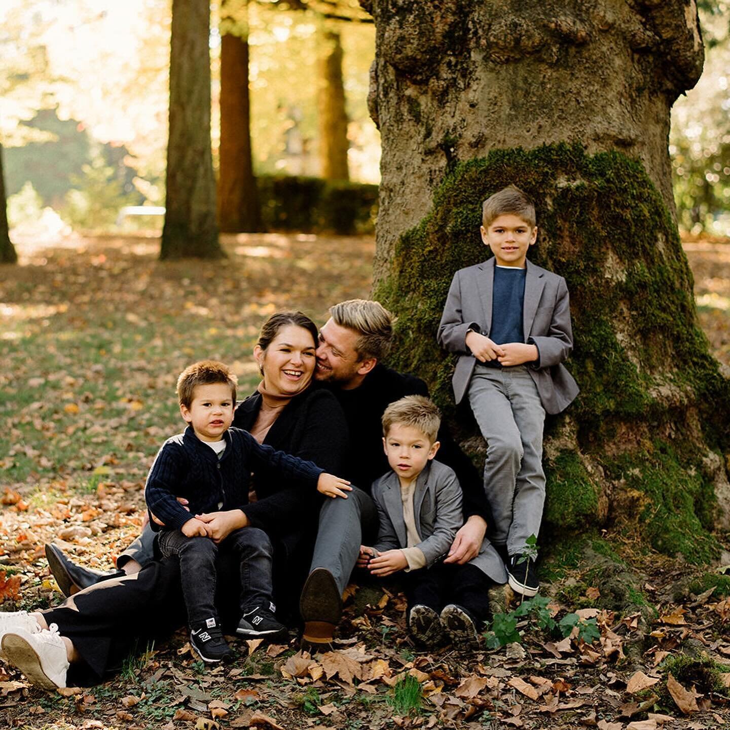 My Medvedev Nephews 🐻🐻🐻 As always I&rsquo;m very bad at posting photos but before spring fully starts I wanted to share a few favorites from this fall family session🫶🏼🐻❤️
.
.
.
.
#familyphotos #portlandfamilyphotography #fallphotos #fallfamilyp