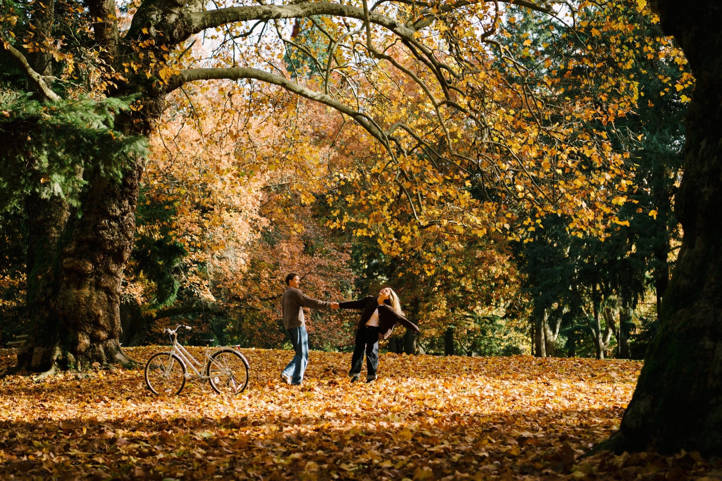Fall-bike-ride-engagement-portland-oregon-02.jpg