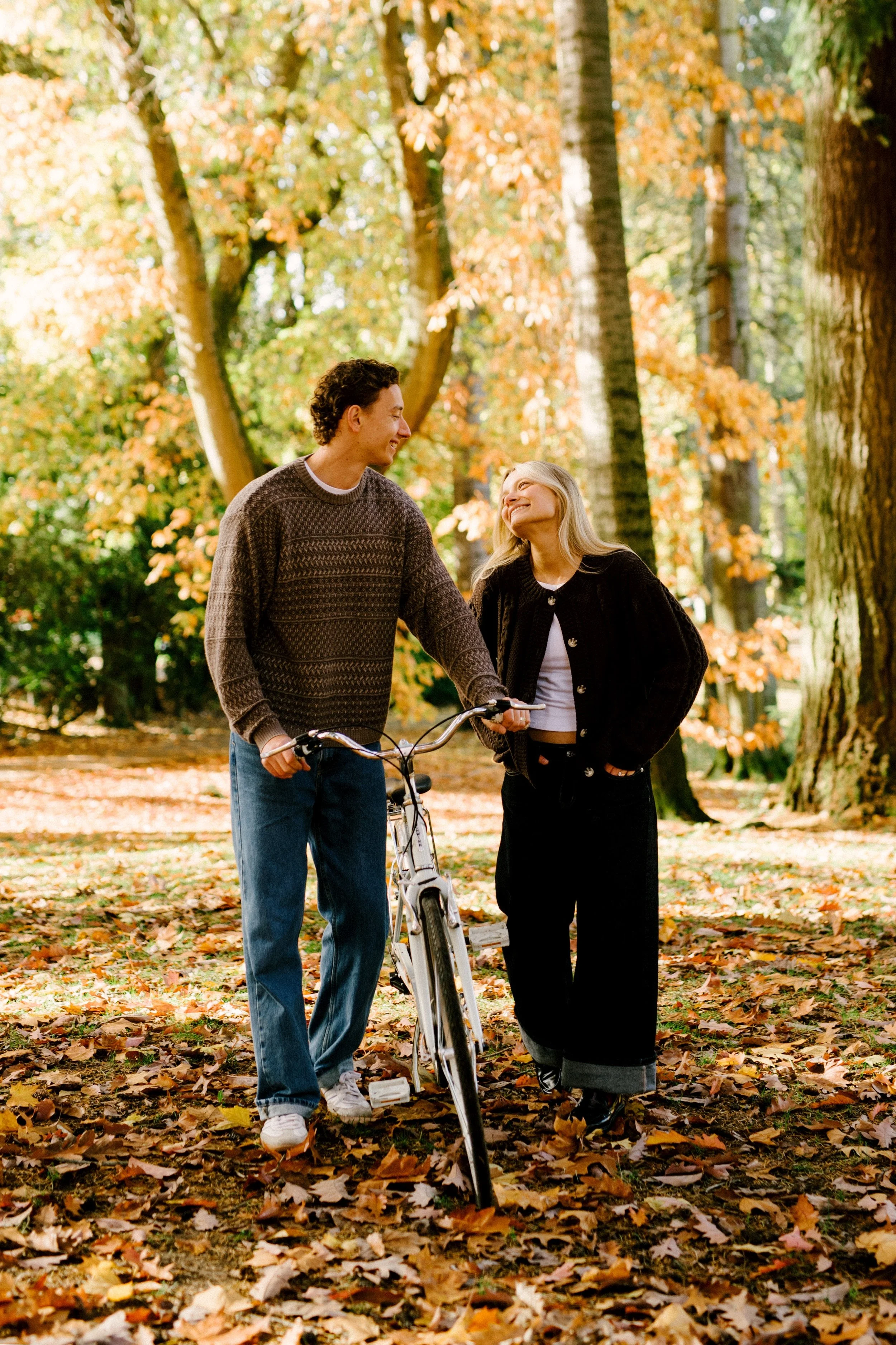 Fall-bike-ride-engagement-portland-oregon-03.jpg