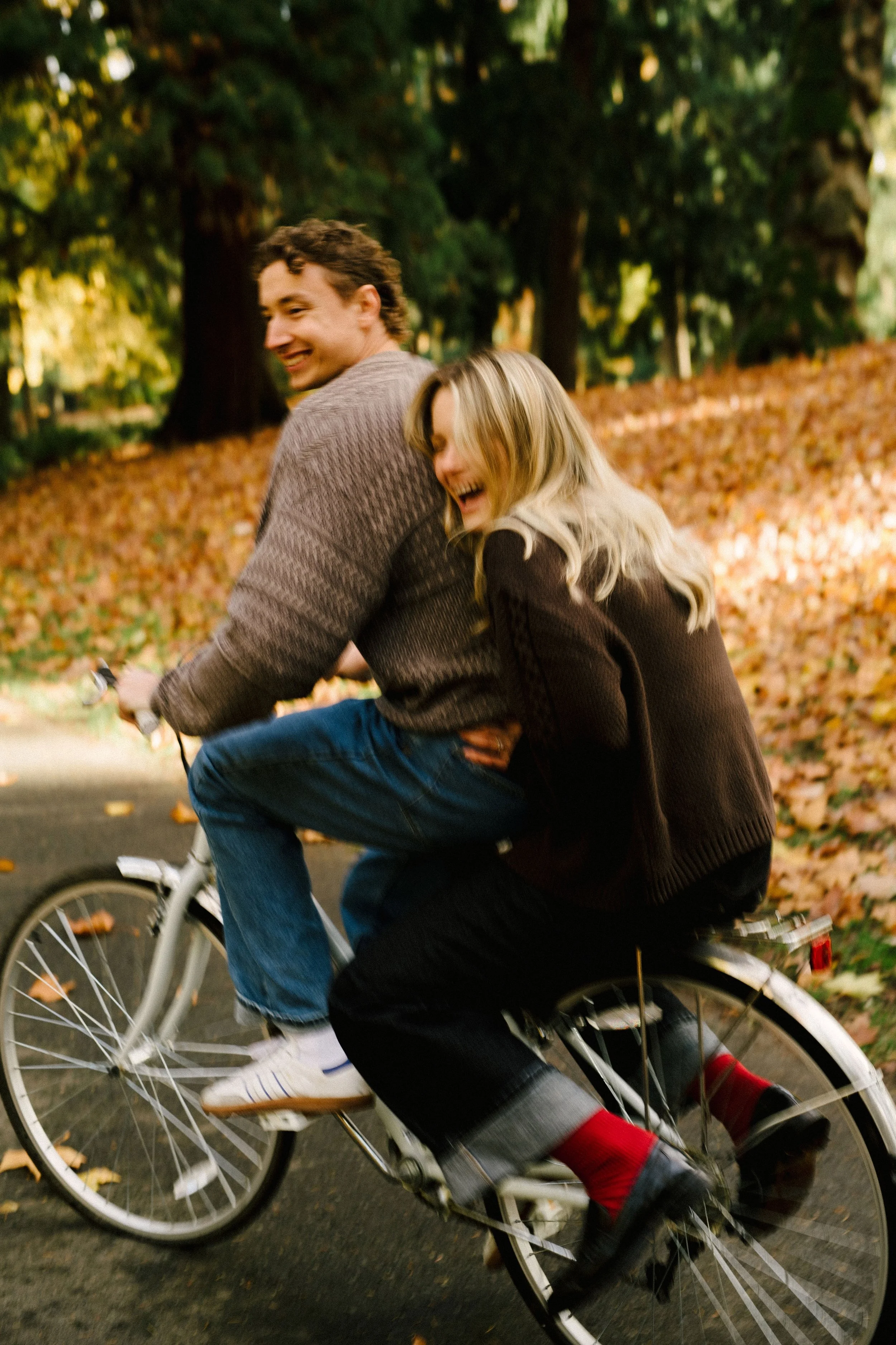 Fall-bike-ride-engagement-portland-oregon-05.jpg