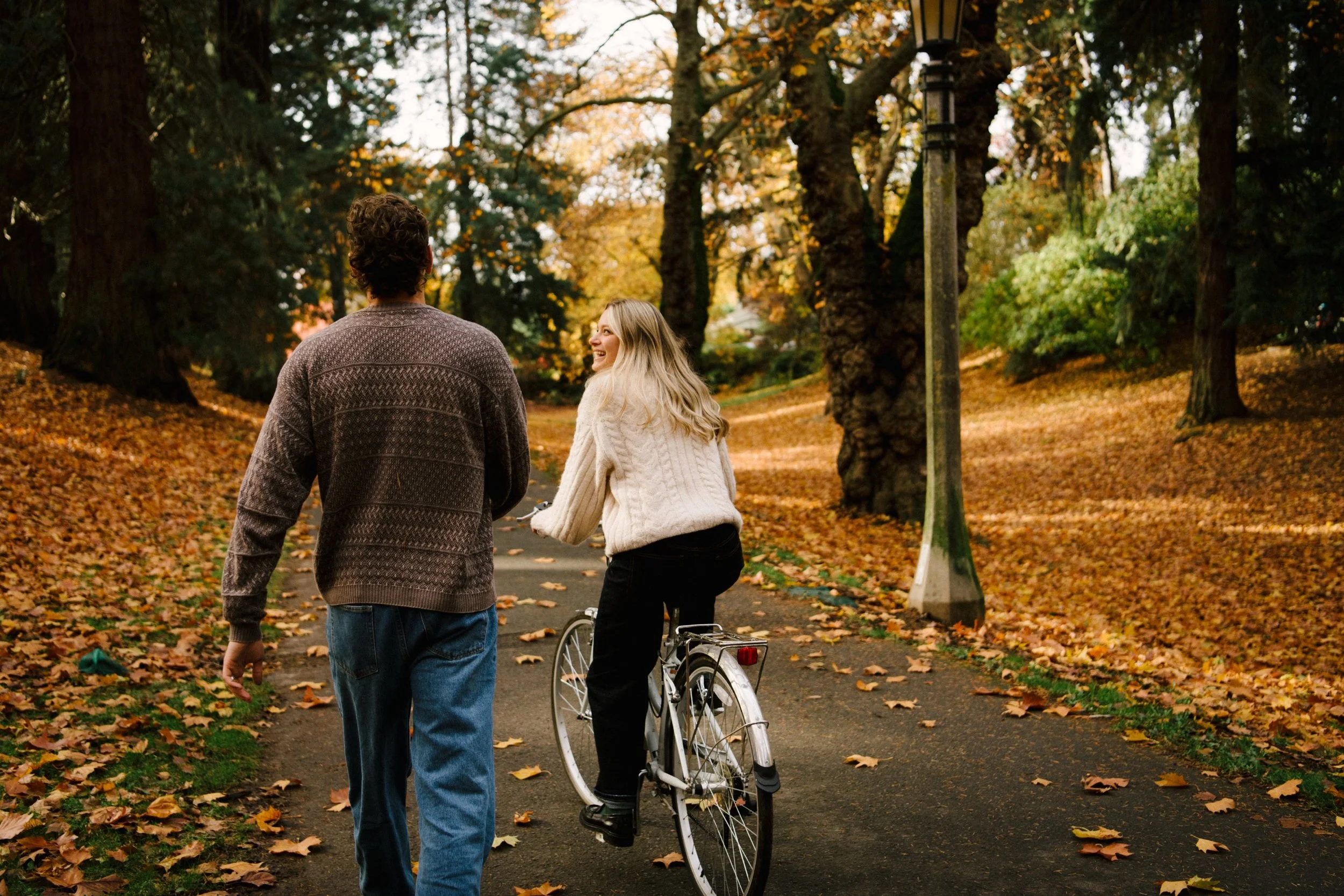 Fall-bike-ride-engagement-portland-oregon-16.jpg