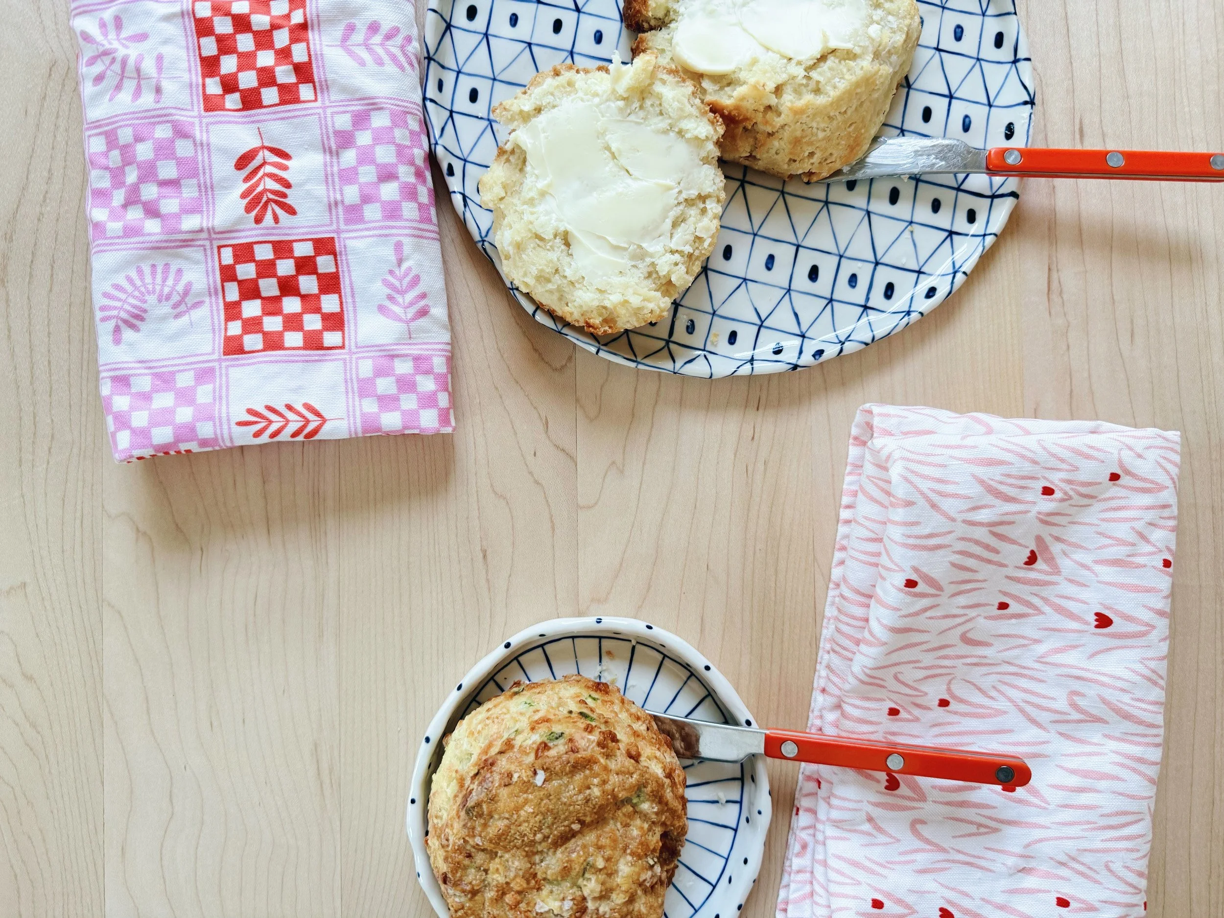 Cloth napkins in a checkered plant design