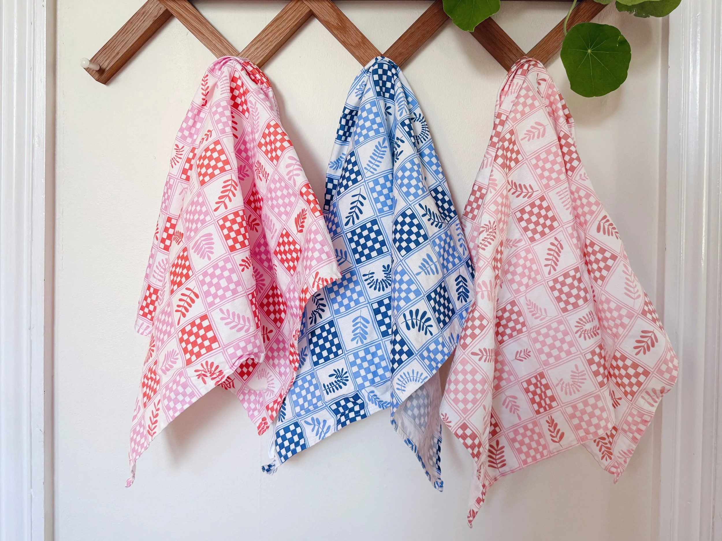 Linen and cotton hand towel in checkered plant design