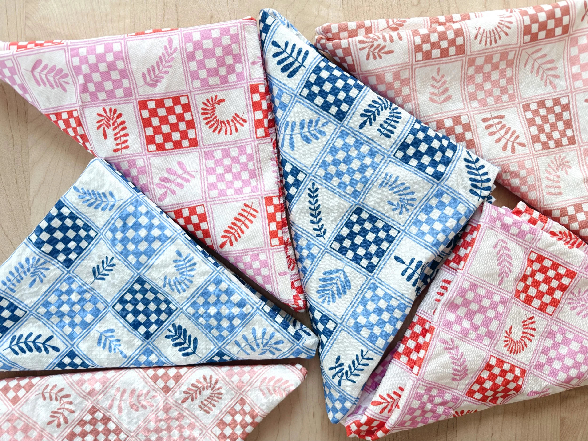 Cloth napkins in a checkered plant design