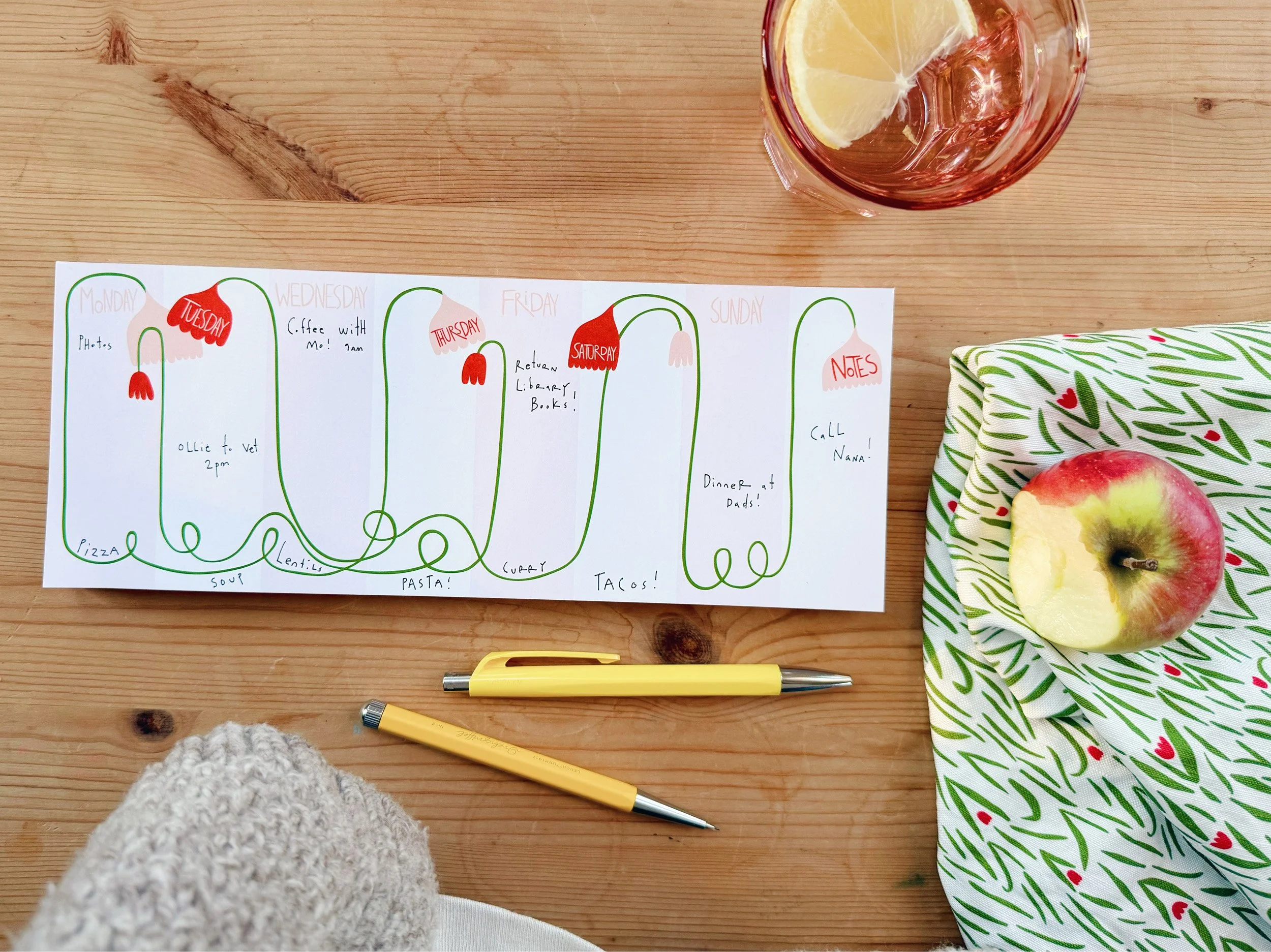 Weekly calendar notepad with floral design