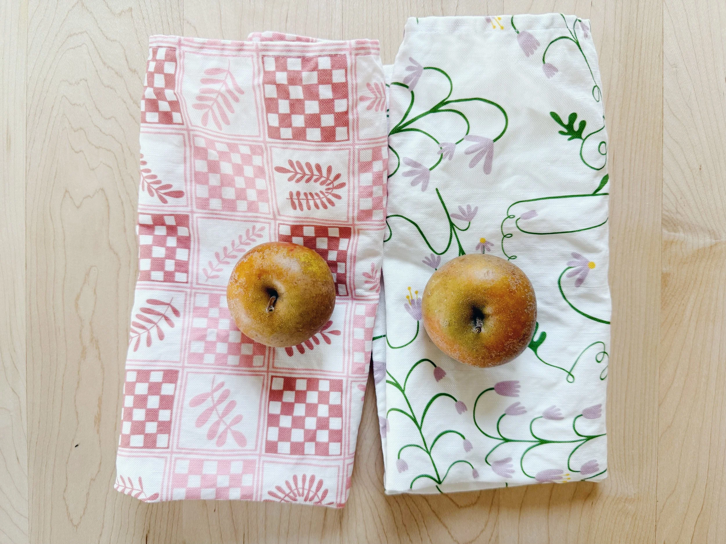 Cloth napkins in a checkered plant design