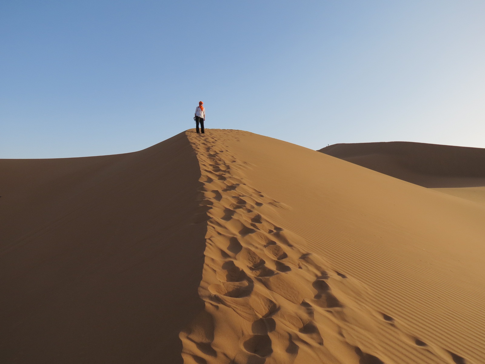 Climbing the magnificent dunes of the Sahara bare foot