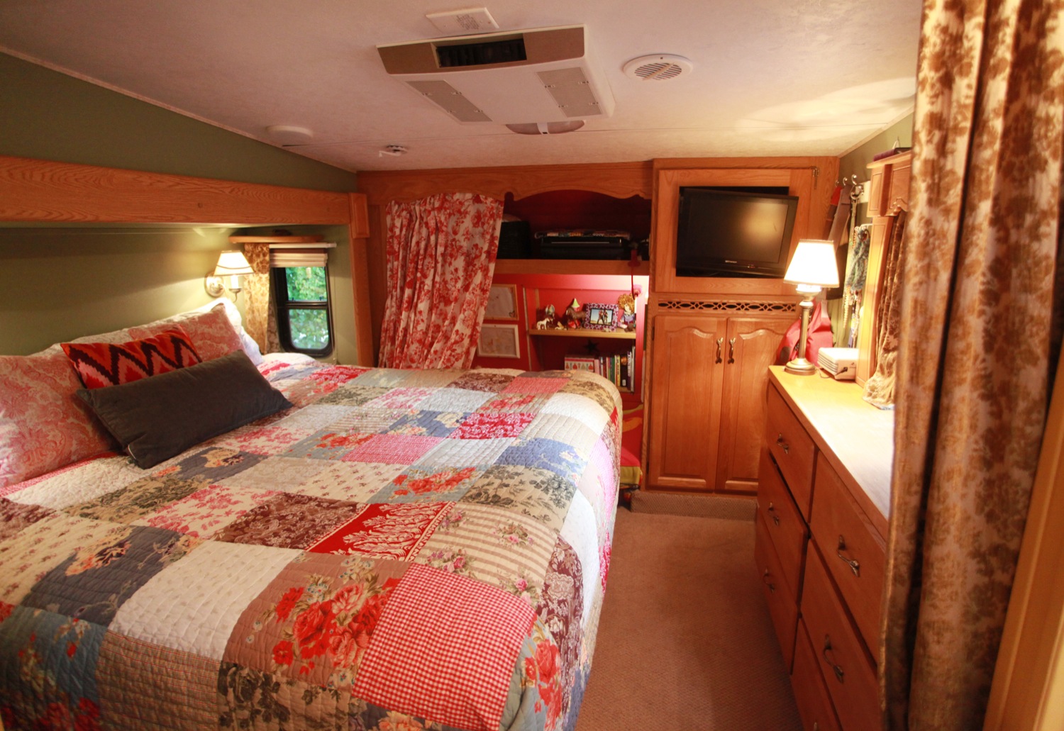 2005 Keystone Montana Fifth Wheel For Sale - Bedroom.jpg