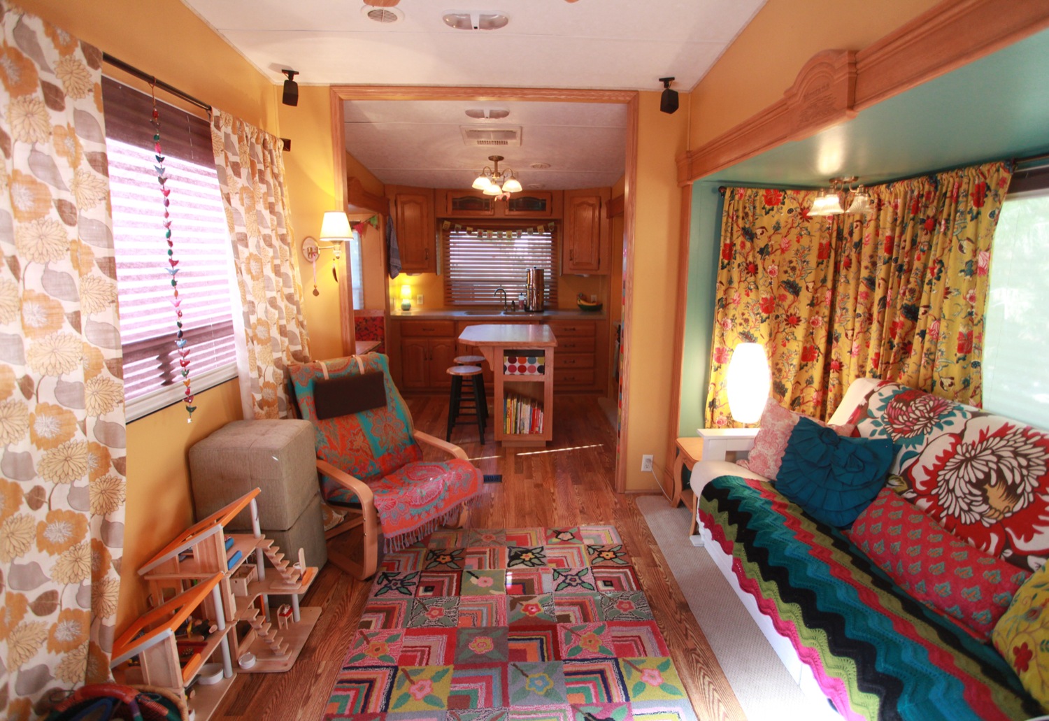 2005 Keystone Montana Fifth Wheel For Sale - Kitchen and Living.jpg