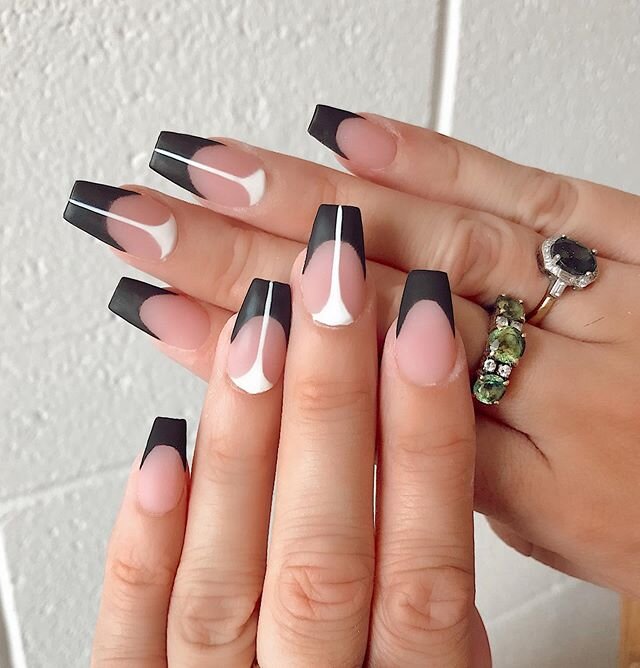 BLK + WTE 👌🏻✨ set of superior by Nicole! Using @cndworld acrylic + @opallacgelpolish gel 💕 FOR BOOKINGS TEXT 0432 720 425 💅🏼 #adoredollsparlour #getnailedright