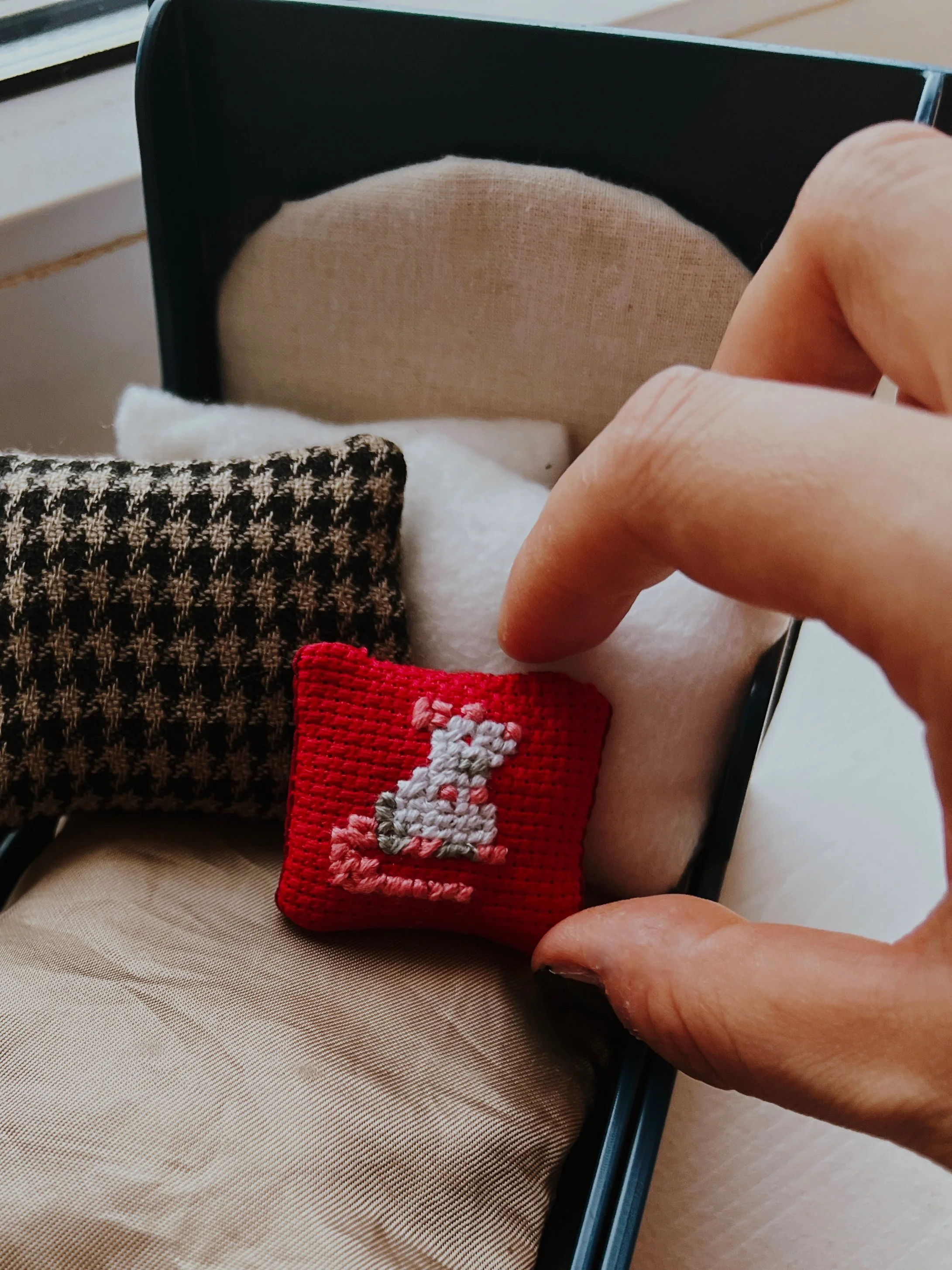 Handstitched Dollhouse Cushion (1:12)