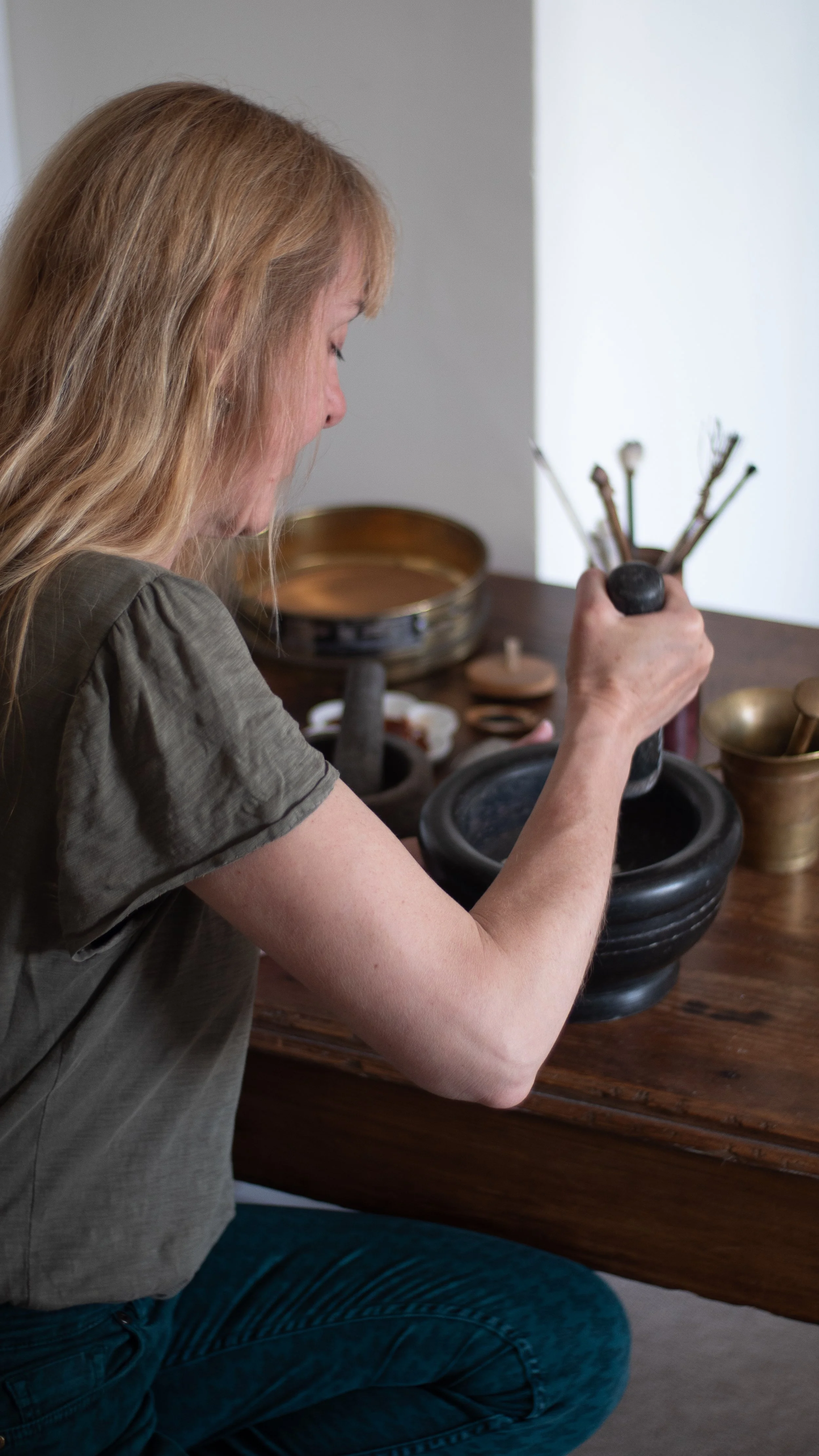 Grinding pigment.jpg