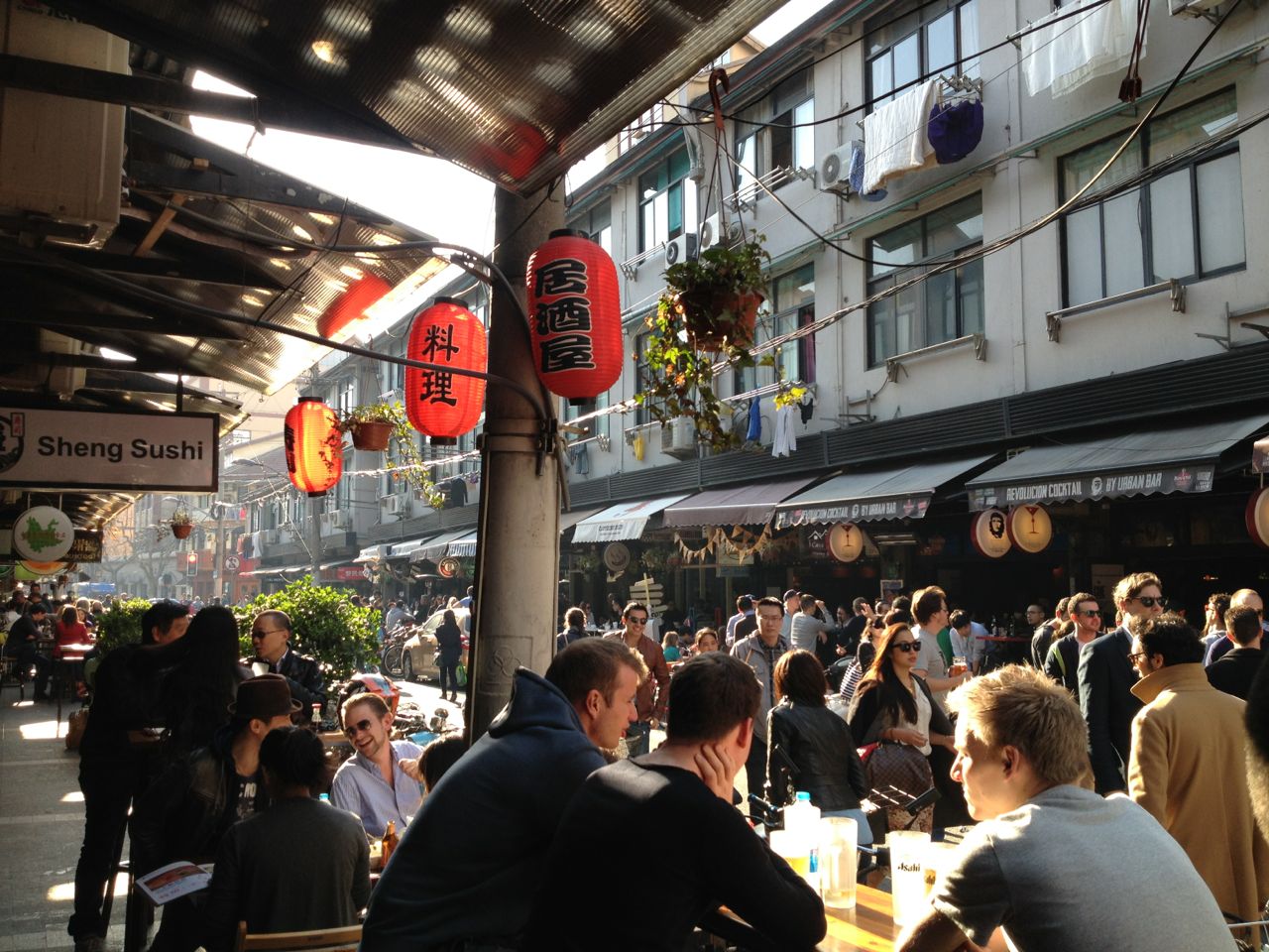 On Yongkang you will find cafes and bars from all over the world. All sorts of food, drinks and lots of Happy Hours! it is also a beautiful spot to visit if you just feel like a coffee or a snack in the sun - alcohol is definitely not a must if you ask me. 