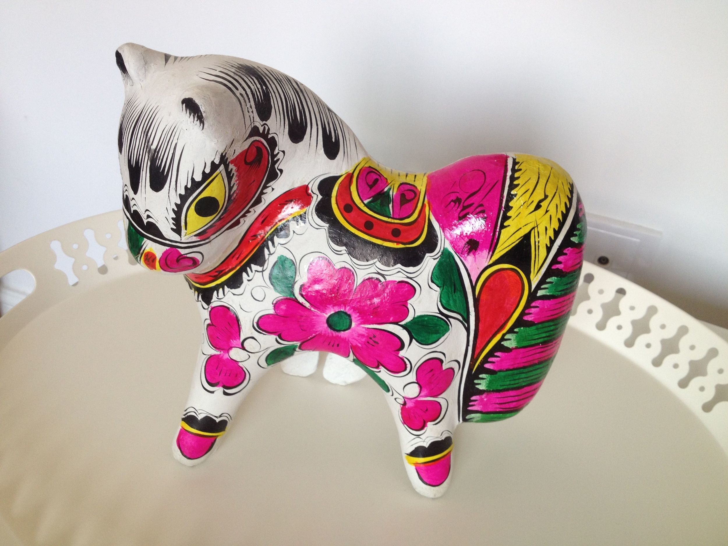 My Chinese friend Josie brought us this beautiful and very Chinese horse. Because it is the year of the horse it will bring us luck in our new apartment. I just love China! 