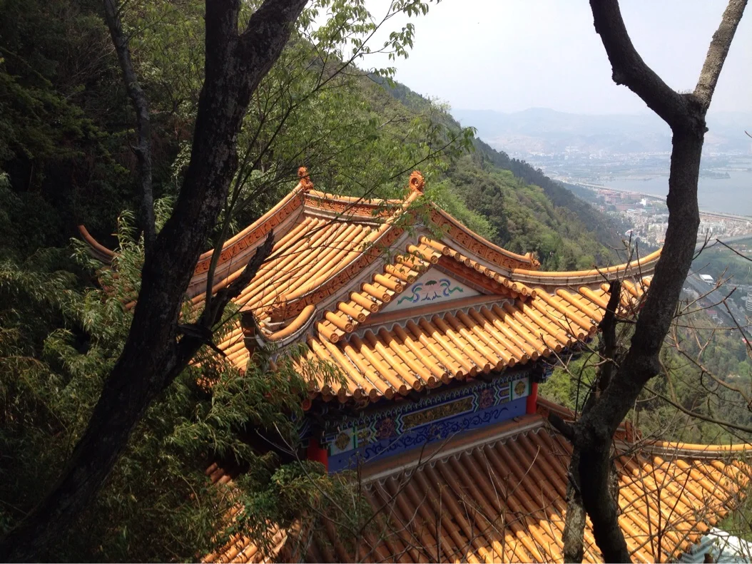 The top of Huating temple which is known as the Buddhist shrine in Kunming and which attracts many pilgrims every year (and Chinese tourists..)