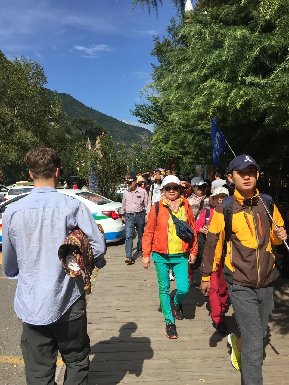 Tour groups = getting close to the attraction