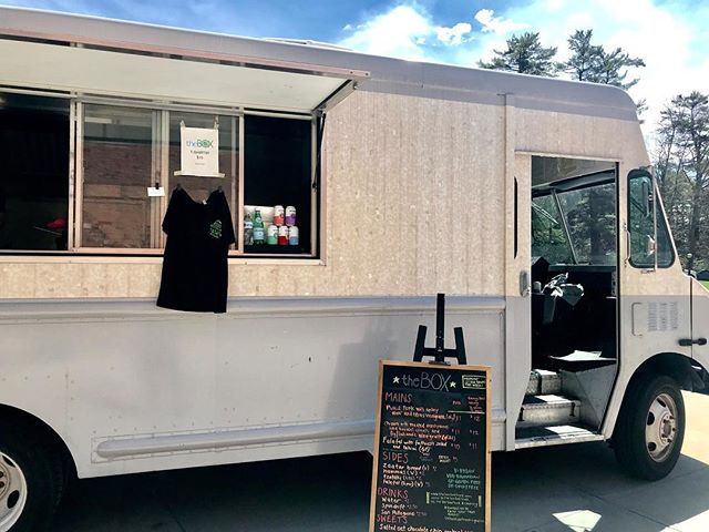 theBOX is officially #backtoschool 📚📝📓 📍We’re back at Tuck Circle and Silsby today! We can’t wait to meet all of @tuckschool ‘s first years at Math Camp! 🥗 We have our regulars: pulled pork with pineapple salsa, falafel with fattoush salad, and pulled Southwestern chicken with slaw. All served on salad, grains, or a pita 🥙. Try our famous cookies - you’ll be hooked 🍪. @dartmouthcollege #theBOX #backtoschool