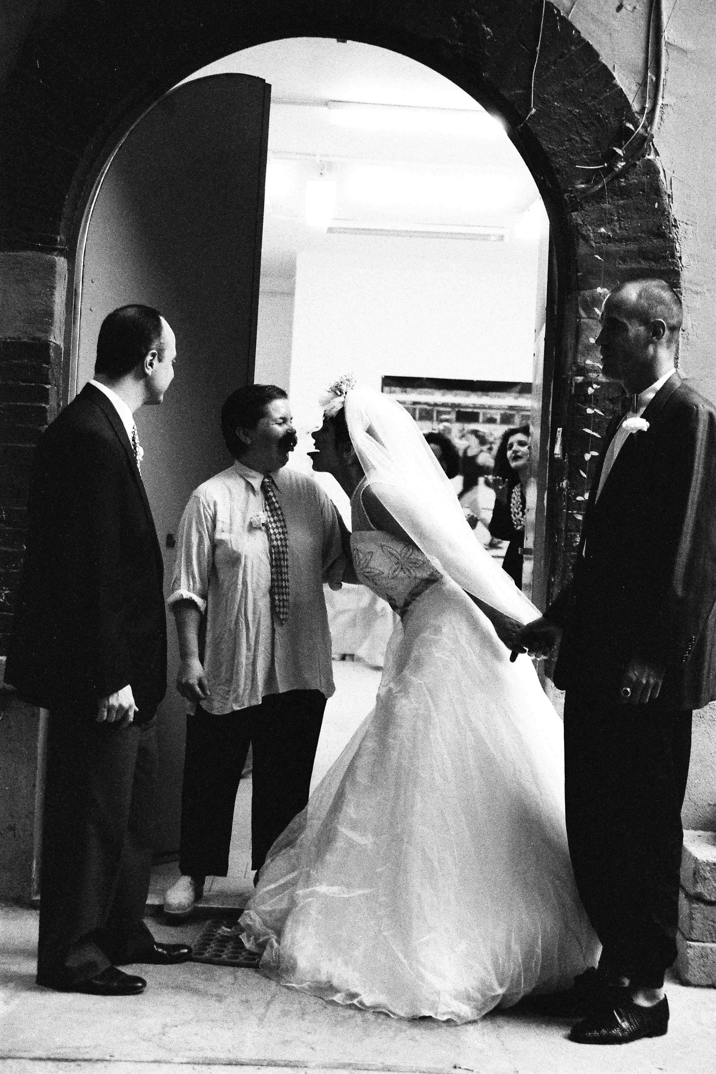Galeri Zilberman Şükran Moral, Married with Three, 1994, silver print on paper, 47x32 cm, courtesy of Galeri Zilberman.