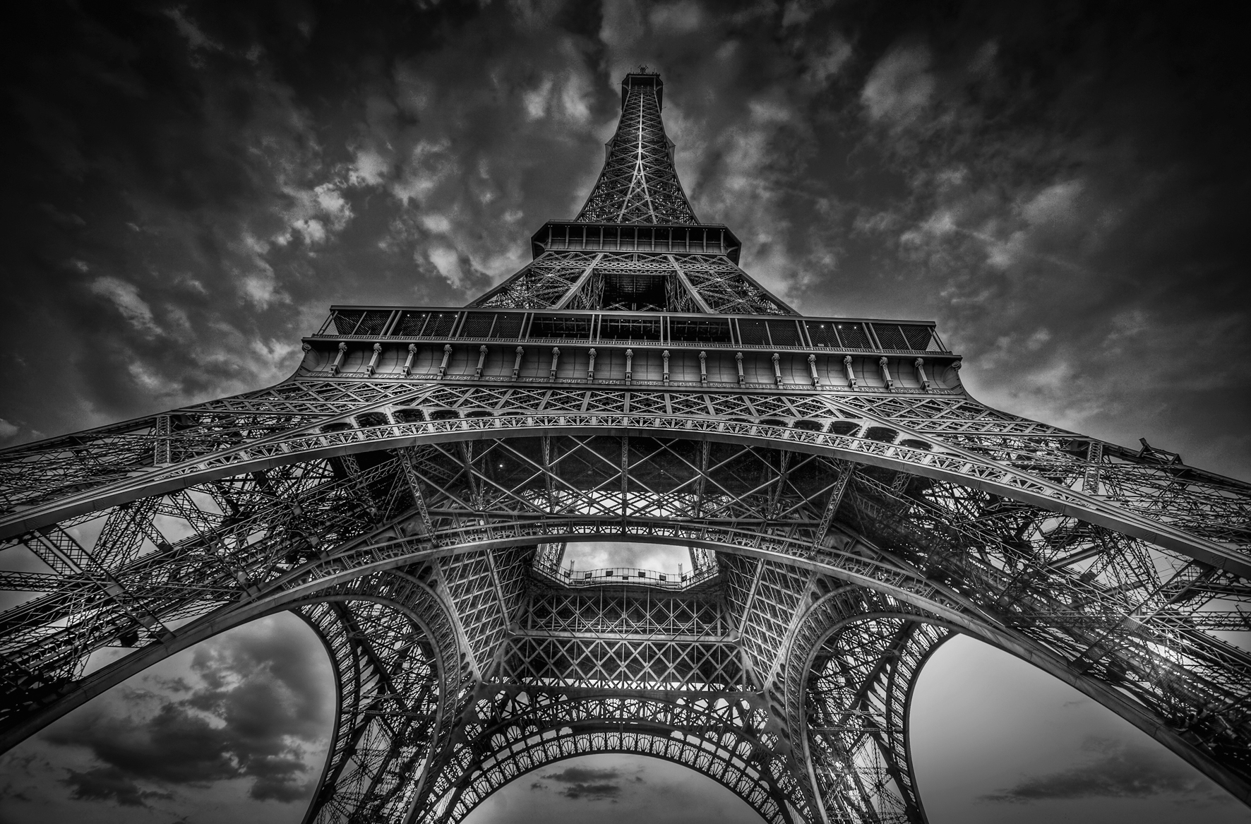 © Paris by Serge Ramelli, to be published by teNeues in March 2015, € 59,90, www.teneues.com . EIFFEL TOWER, Photo © 2015 Serge Ramelli and YellowKorner. All rights reserved.