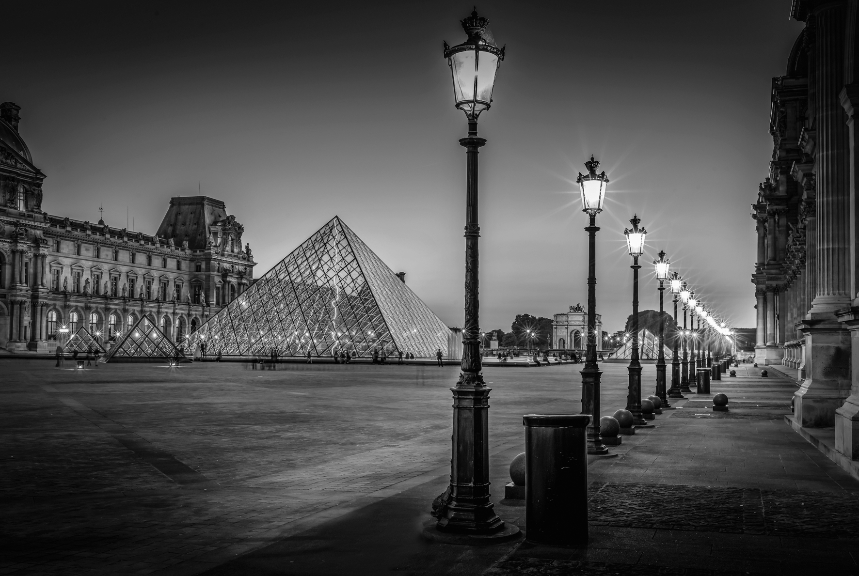 © Paris by Serge Ramelli, to be published by teNeues in March 2015, € 59,90, www.teneues.com . THE LOUVRE AT NIGHT, Photo © 2015 Serge Ramelli and YellowKorner. All rights reserved.