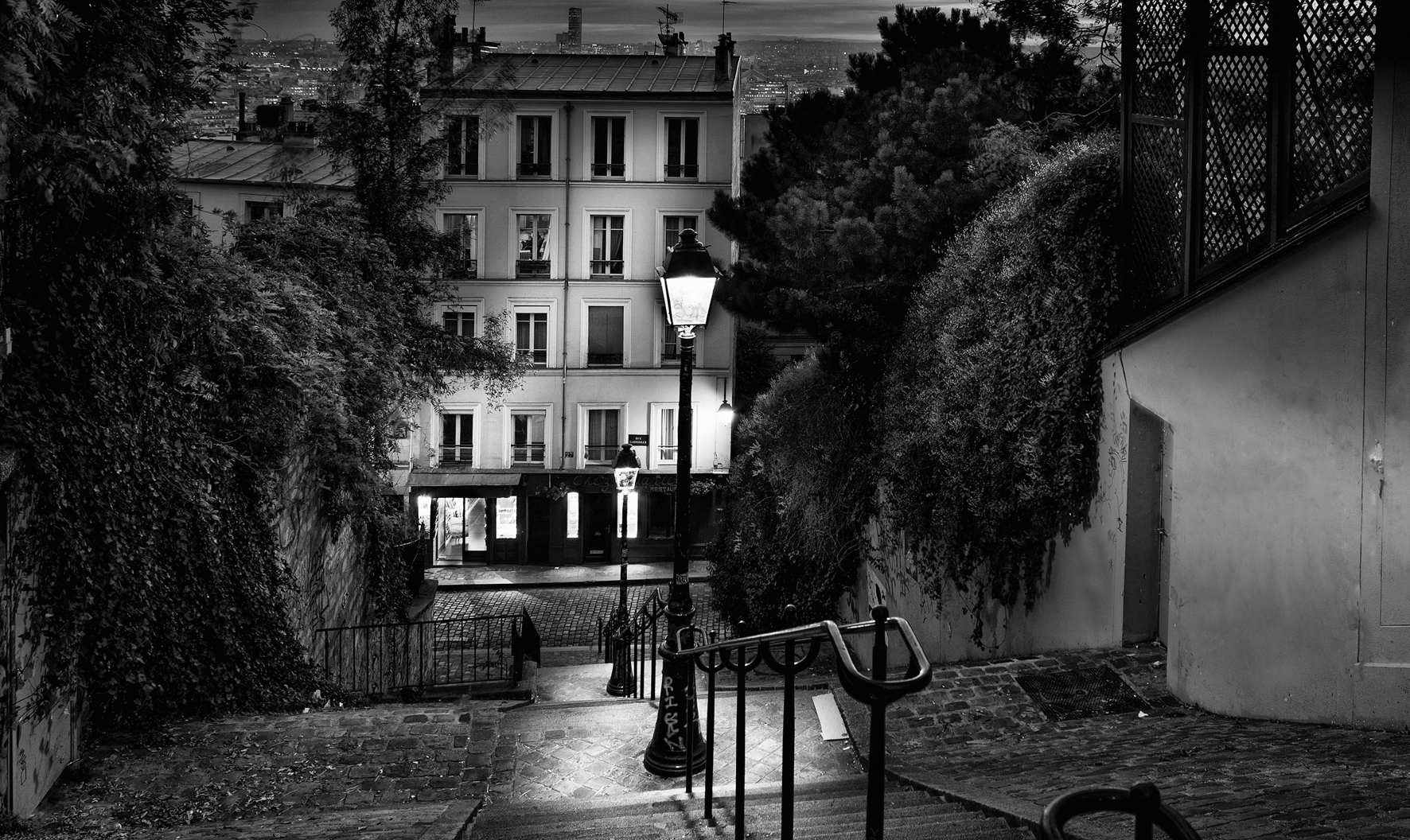 © Paris by Serge Ramelli, to be published by teNeues in March 2015, € 59,90, www.teneues.com . STEPS OF MONTMARTRE, Photo © 2015 Serge Ramelli and YellowKorner. All rights reserved.