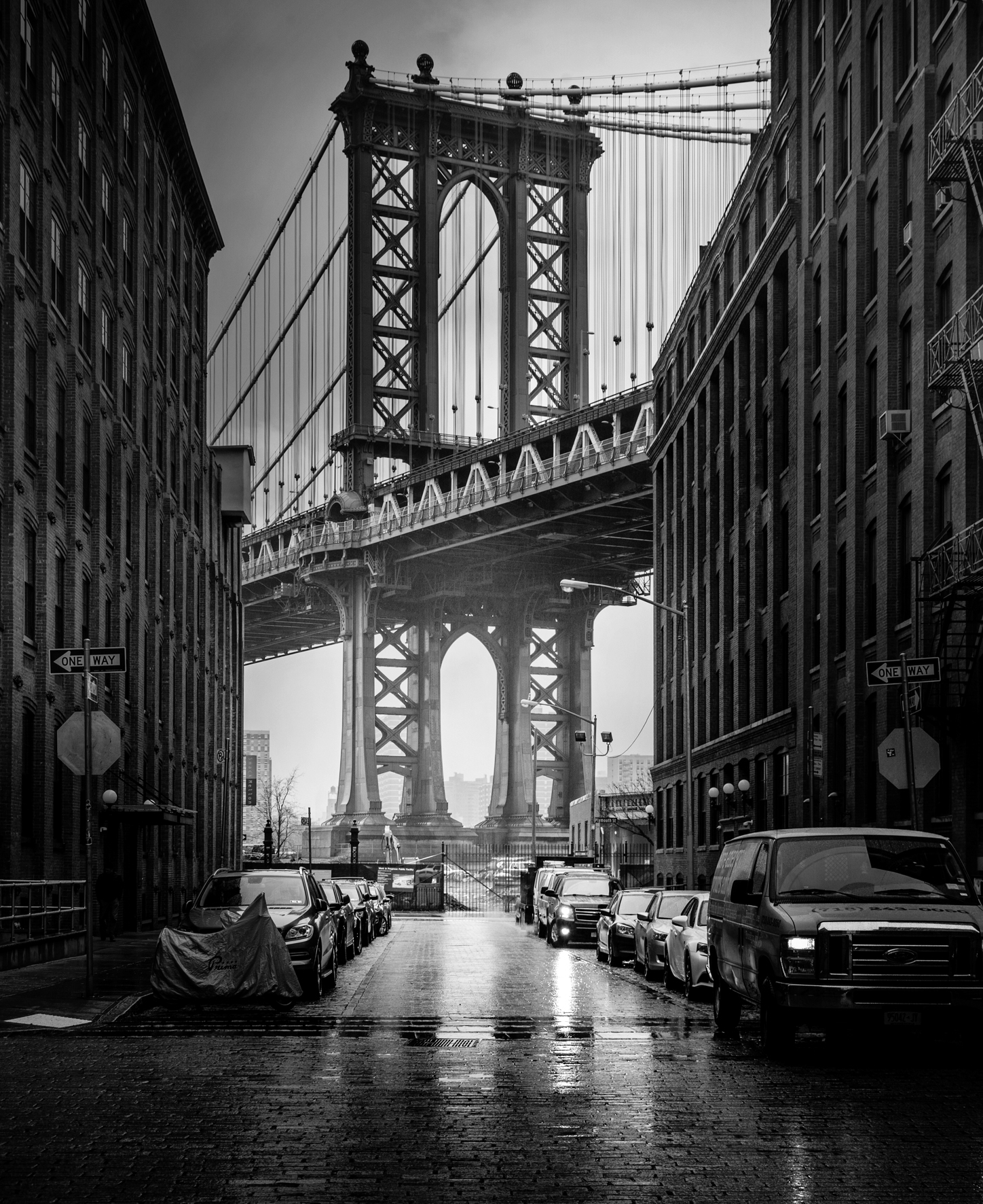 © New York by Serge Ramelli, published by teNeues, www.teneues.com. CLASSIC VIEW OF THE MANHATTAN BRIDGE IN BROOKLYN, Photo © 2015 Serge Ramelli and YellowKorner. All rights reserved.