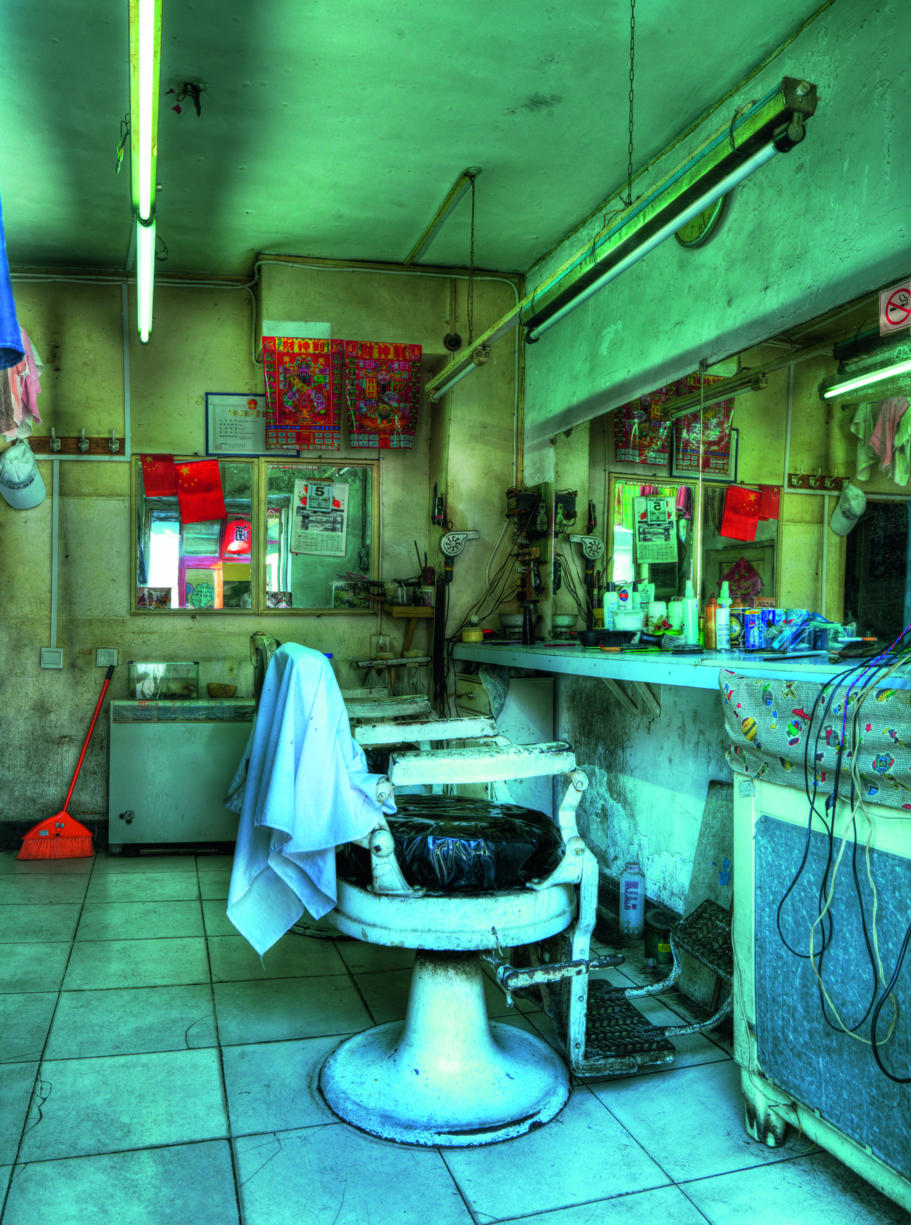 © Christian Voigt Photography, to be published by teNeues in August 2015, www.teneues.com. Hairdresser, Beijing, China, 2010, Photo © 2015 Christian Voigt Collection & Photography GmbH. All rights reserved.