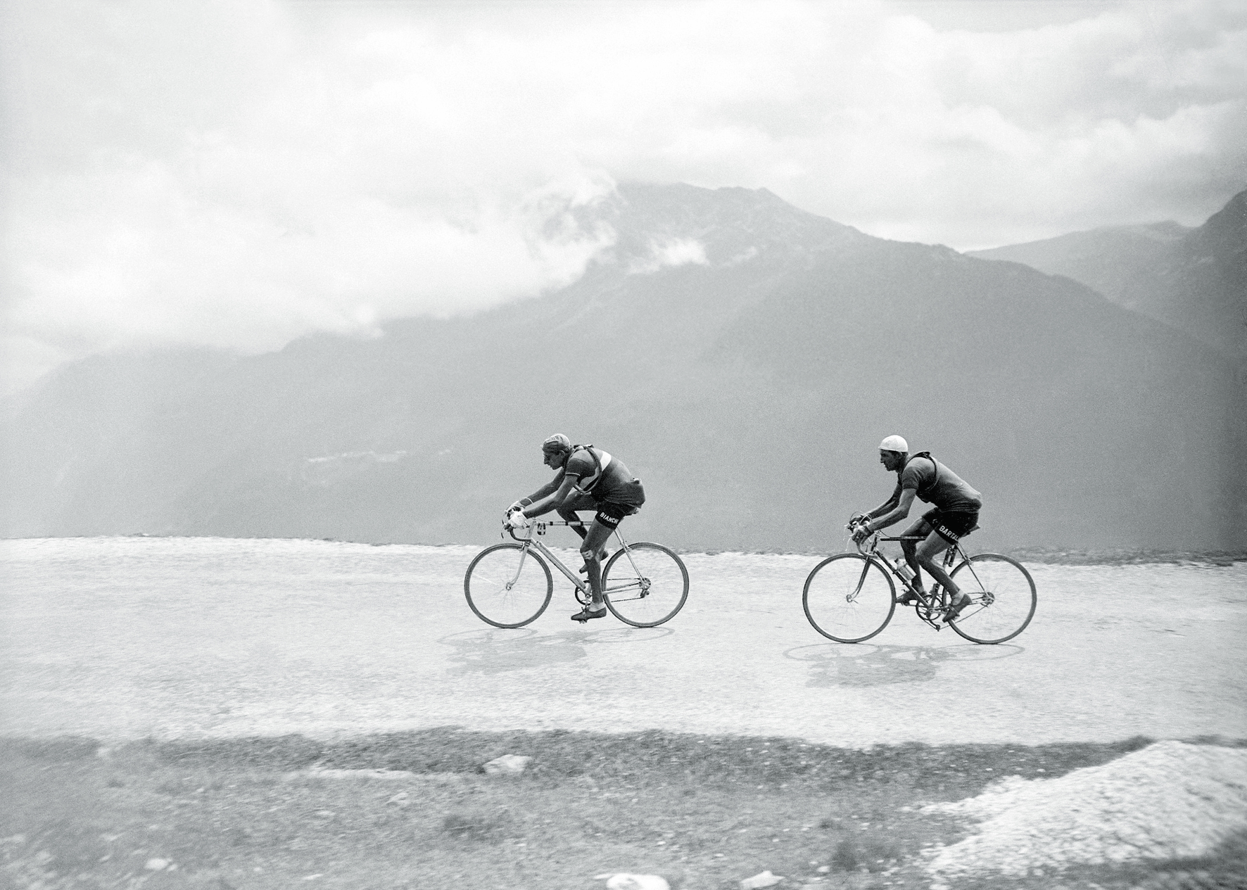 © Tour de France - The Golden Age 1940s-1970s, to be published by teNeues in July 2015, € 59,90 - www.teneues.com. Fausto Coppi, Gino Bartali, Briançon (Hautes-Alpes) - Aosta (Italy), 17th Stage, 19 July 1949, Photo © Presse Sports