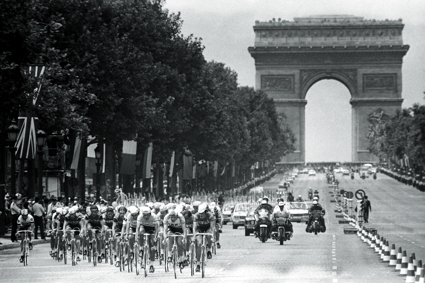 © Tour de France - The Golden Age 1940s-1970s, to be published by teNeues in July 2015, € 59,90 - www.teneues.com. Paris, Champs-Élysées, 22nd stage, 20 July 1975, Photo © Presse Sports