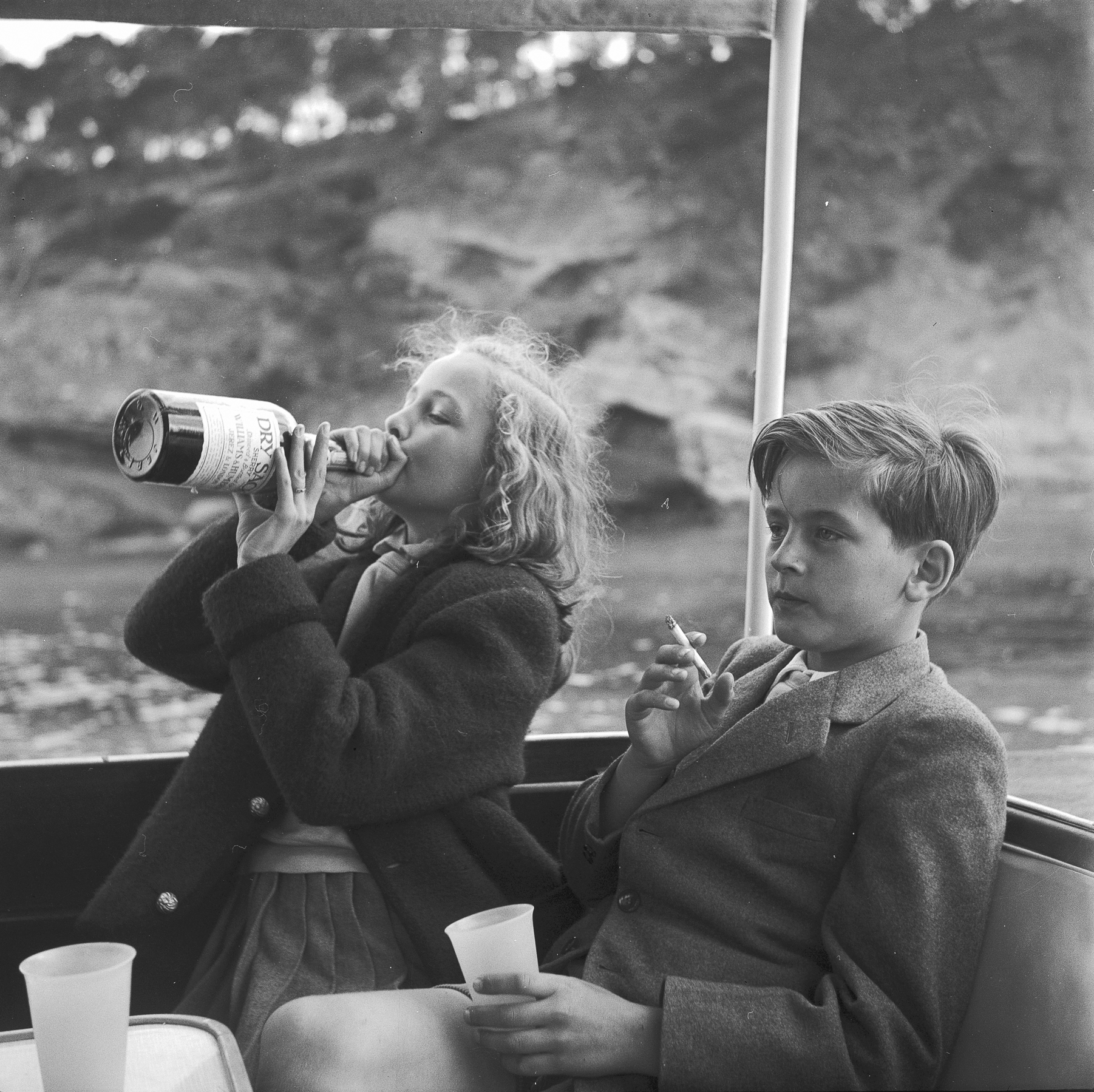 © Marianne Fürstin zu Sayn-Wittgenstein - Das legendäre Fotoalbum, erscheint im Juli 2015 bei teNeues, € 49,90, www.teneues.com. Majorca. Yvonne and Alexander Sayn-Wittgenstein on board Bartholomé March's yacht, April 1954, Photo © 2015 Princess Marianne zu Sayn-Wittgenstein-Sayn.