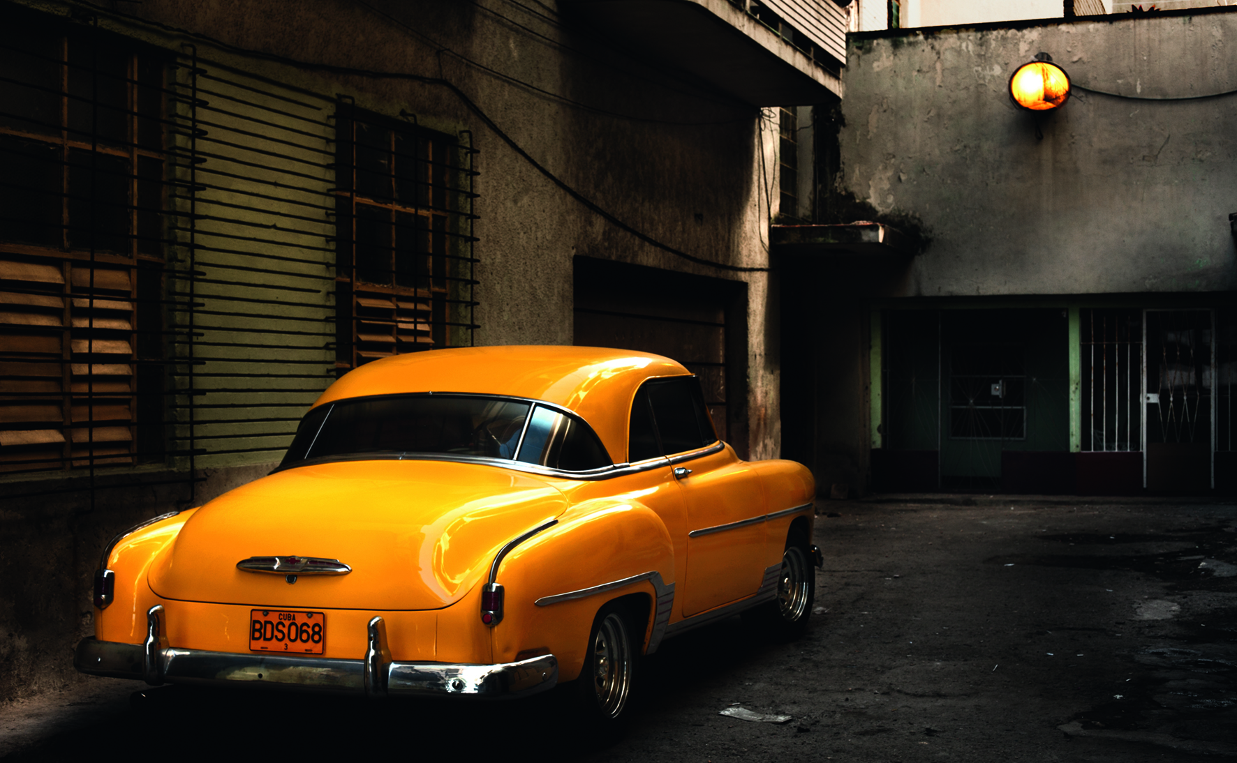© HAVANA by Bernhard Hartmann, published by teNeues and YellowKorner, www.teneues.com, www.yellowkorner.com. El coche amarillo, Miramar, 2014, Photo © 2016 Bernhard Hartmann. All rights reserved
