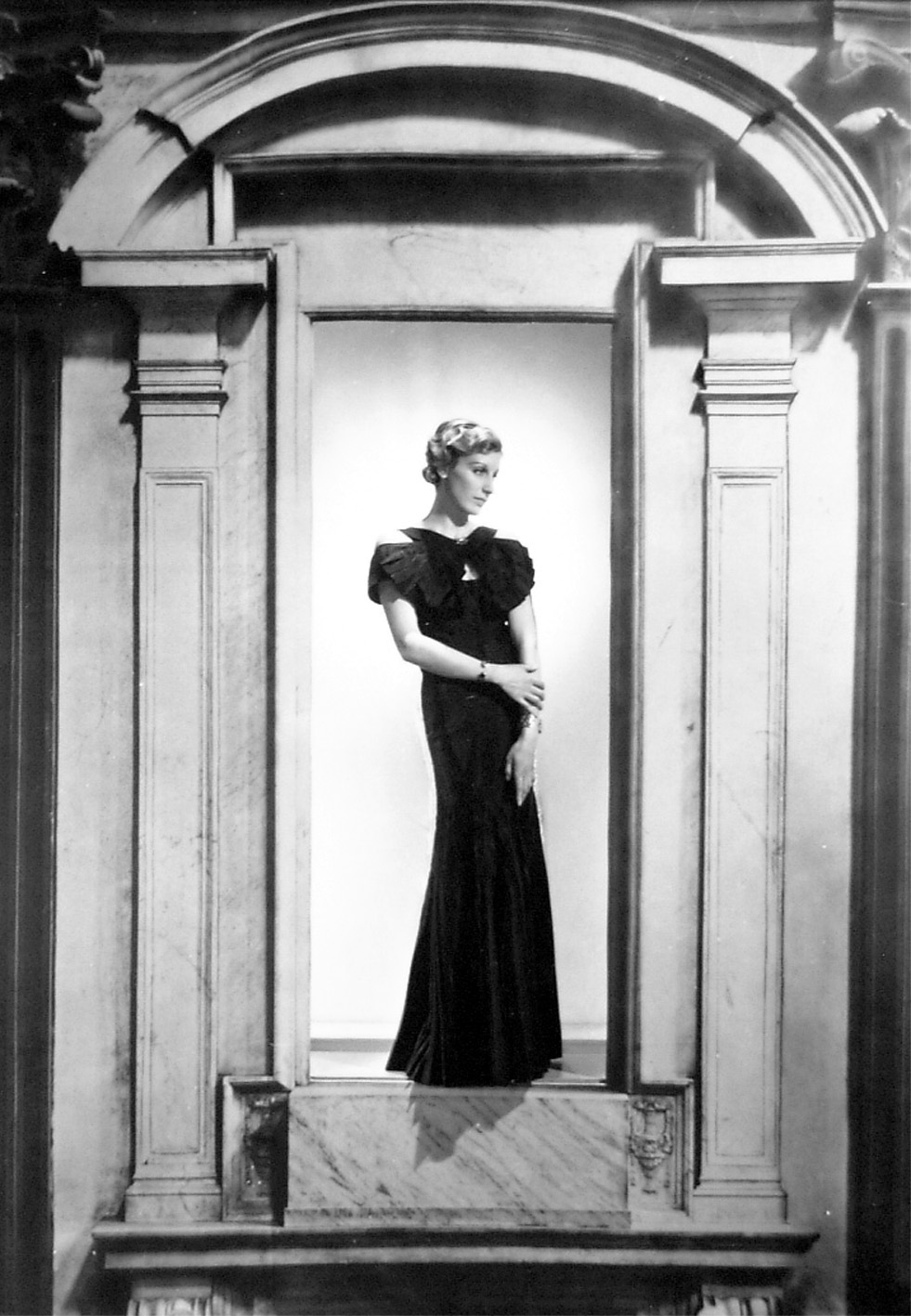 George Hoyningen-Huené, 1900 – 1968 Woman in Portico, Cahnel Fashion Ca. 1935 silver gelatin print Inv.-No.001383 House of Photography / F.C. Gundlach Collection, Hamburg © Estate George Hoyningen-Huené