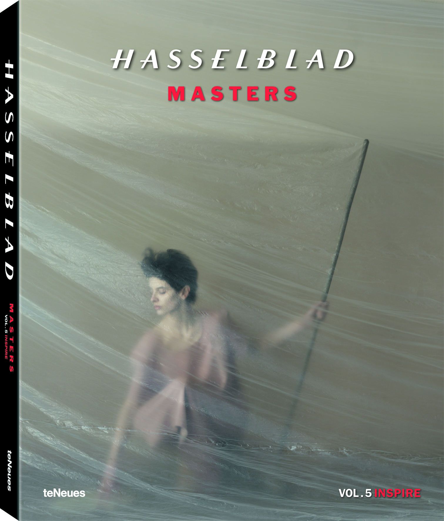 27,5 x 34 cm 240 Seiten, Hardcover mit Schutzumschlag ca. 120 Farb- und Schwarz-Weiß-Fotografien Text in Englisch, Deutsch, Französisch, Spanisch und Japanisch € 79,90 ISBN 978-3-8327-3429-9 © Hasselblad Masters Volume 5 - Inspire, published by teNeues, € 79,90, www.teneues.com . Photo © Image by Natalia Evelyn Bencicova, Hasselblad Master 2016: Portrait, www.hasselblad.com/inspiration/masters/masters-2016