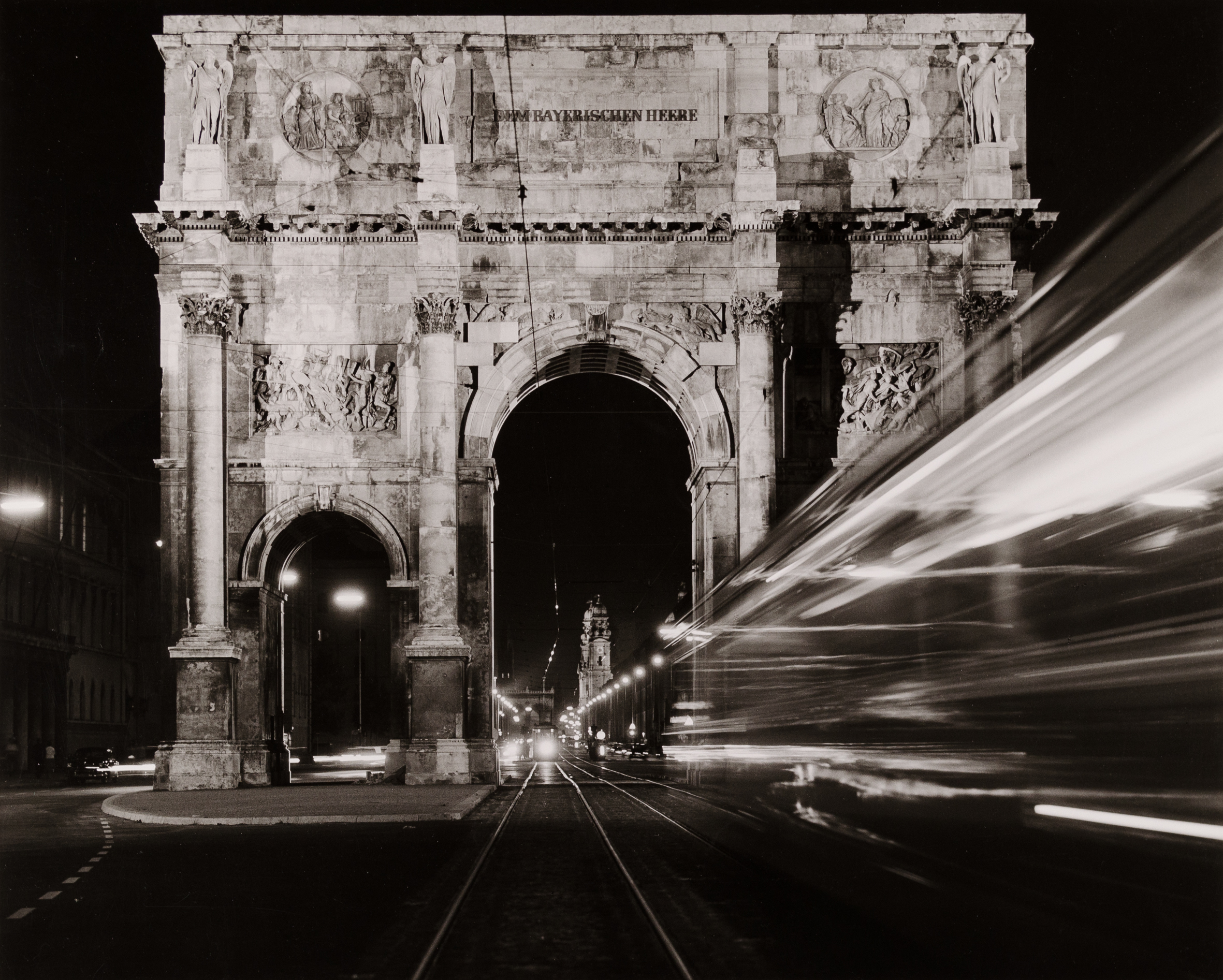 Peter Keetman (1916-2005), Siegestor, München, 1955, Silbergelatineabzug, 29,1 x 36,2 cm, © Nachlass Peter Keetman / Stiftung F. C. Gundlach