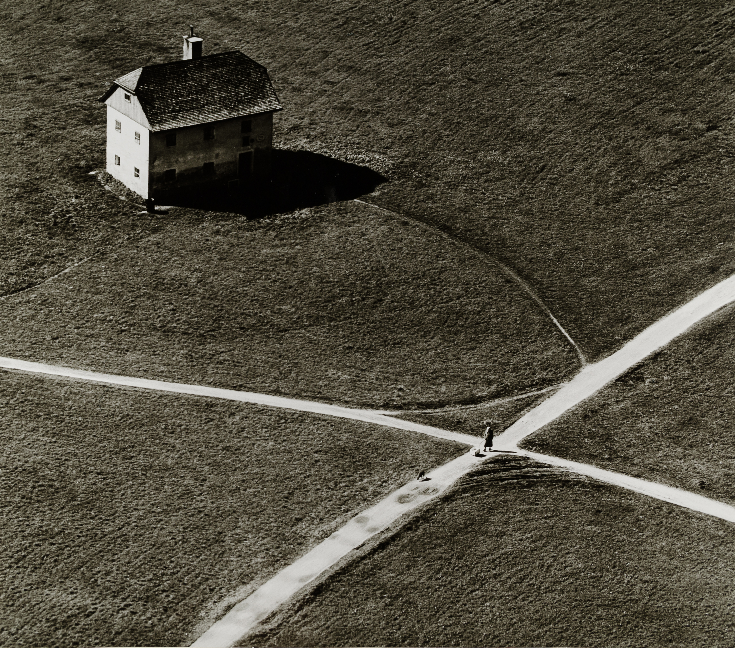Toni Schneiders (1920-2006), Haus am Kreuzweg, Salzburg, Österreich, April 1057, Silbergelatineabzug, 40,7 x 31 cm, © Ulrike Schneiders