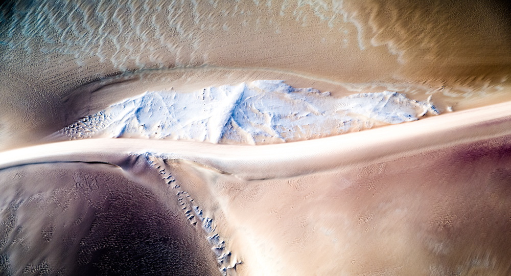Gelblicher Sand durchzogen mit Kalkablagerungen Photo © 2016 Jürgen Wettke. All rights reserved
