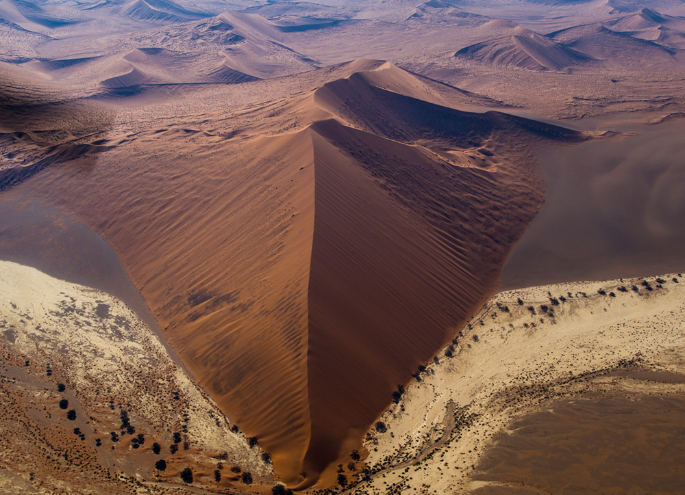 Aus der Luft erkennt man die riesigen Dimensionen der Sandwüste von Sossusvlei. Nur wenige Dünen in dem Nationalpark dürfen von Menschen betreten werden Photo © 2016 Jürgen Wettke. All rights reserved.